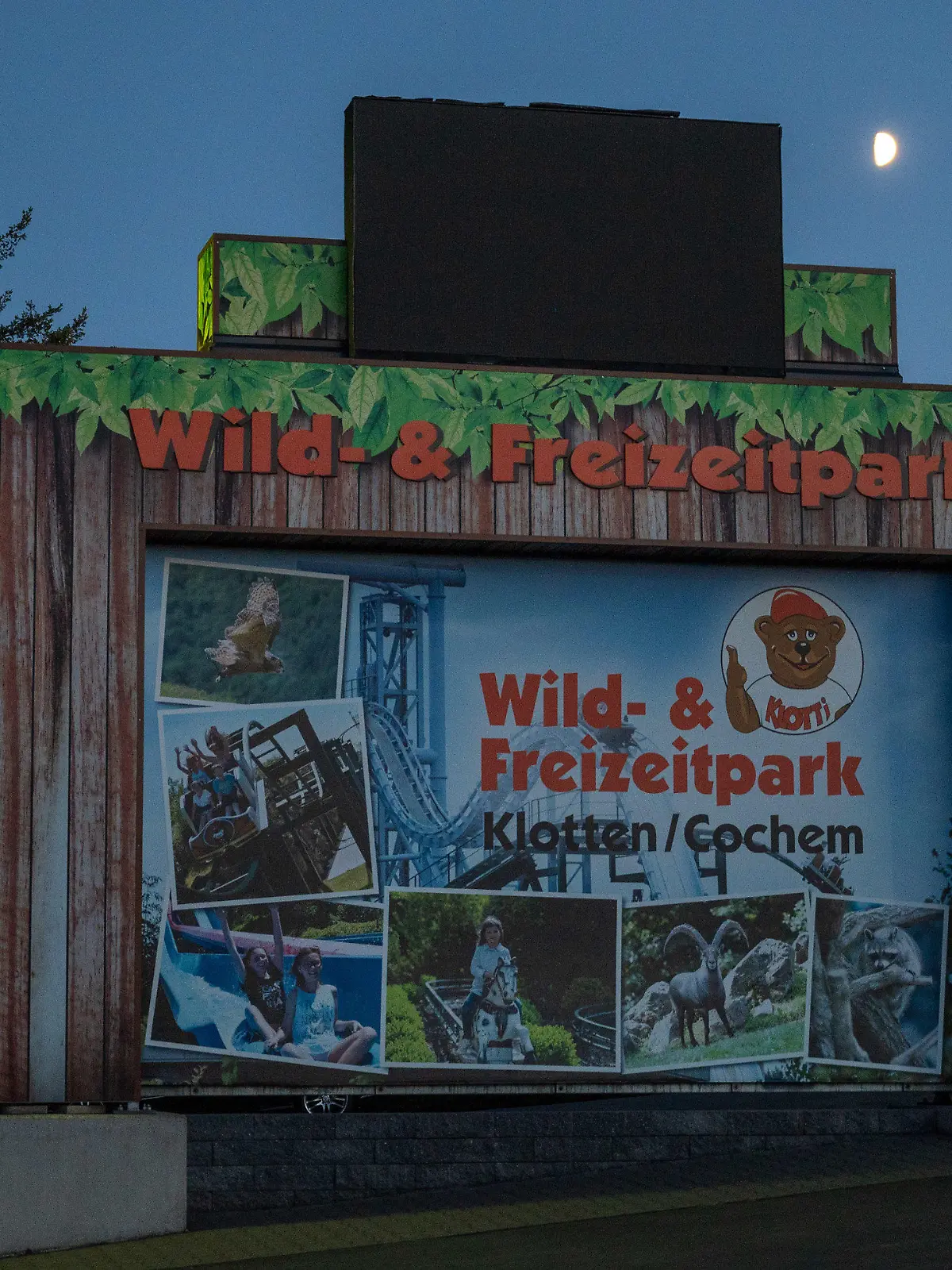 06.08.2022, Rheinland-Pfalz, Klotten: Ein Schild in der Nähe des Eingangs weist auf Ein- und Ausgang des Wild-und Freizeitparks hin. Dort ist eine Frau aus dem Saarland auf einer Achterbahn tödlich verunglückt. Foto: Harald Tittel/dpa +++ dpa-Bildfunk +++