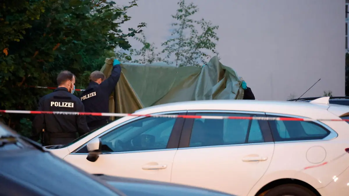 06.08.2022, Chemnitz, Reichenhainer Straße,  kurz nach Mtternacht soll es auf einem Parkplatz hinter den Häusern 8/10 eine schwere körperliche Auseinandersetzung gegeben haben bei der mindestens eine Person getötet wurde. Über Hintergründe des Tatgeschehens gibt es bislang noch keine Informationen. Kriminalpolizei und Mordkommision sichern Spuren.Die Feuerwehr leuchtet den Ereignisort in Amtshilfe aus. Da sich keine Leiche vor Ort befand nehme ich an, der Geschädigte verstarb nach Rettungsversuchen im Krankenhaus. Notarzt soll Reanimation vor Ort wohl eingeleitet haben.

