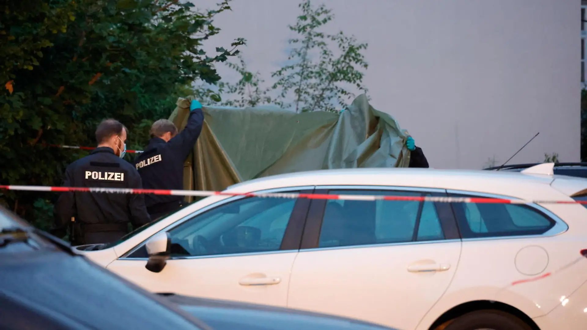 06.08.2022, Chemnitz, Reichenhainer Straße,  kurz nach Mtternacht soll es auf einem Parkplatz hinter den Häusern 8/10 eine schwere körperliche Auseinandersetzung gegeben haben bei der mindestens eine Person getötet wurde. Über Hintergründe des Tatgeschehens gibt es bislang noch keine Informationen. Kriminalpolizei und Mordkommision sichern Spuren.Die Feuerwehr leuchtet den Ereignisort in Amtshilfe aus. Da sich keine Leiche vor Ort befand nehme ich an, der Geschädigte verstarb nach Rettungsversuchen im Krankenhaus. Notarzt soll Reanimation vor Ort wohl eingeleitet haben.

