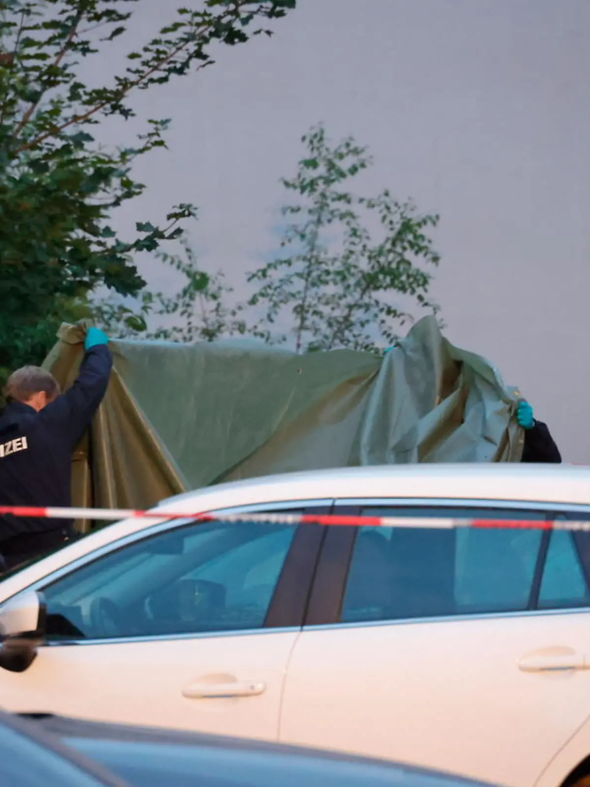 06.08.2022, Chemnitz, Reichenhainer Straße,  kurz nach Mtternacht soll es auf einem Parkplatz hinter den Häusern 8/10 eine schwere körperliche Auseinandersetzung gegeben haben bei der mindestens eine Person getötet wurde. Über Hintergründe des Tatgeschehens gibt es bislang noch keine Informationen. Kriminalpolizei und Mordkommision sichern Spuren.Die Feuerwehr leuchtet den Ereignisort in Amtshilfe aus. Da sich keine Leiche vor Ort befand nehme ich an, der Geschädigte verstarb nach Rettungsversuchen im Krankenhaus. Notarzt soll Reanimation vor Ort wohl eingeleitet haben.

