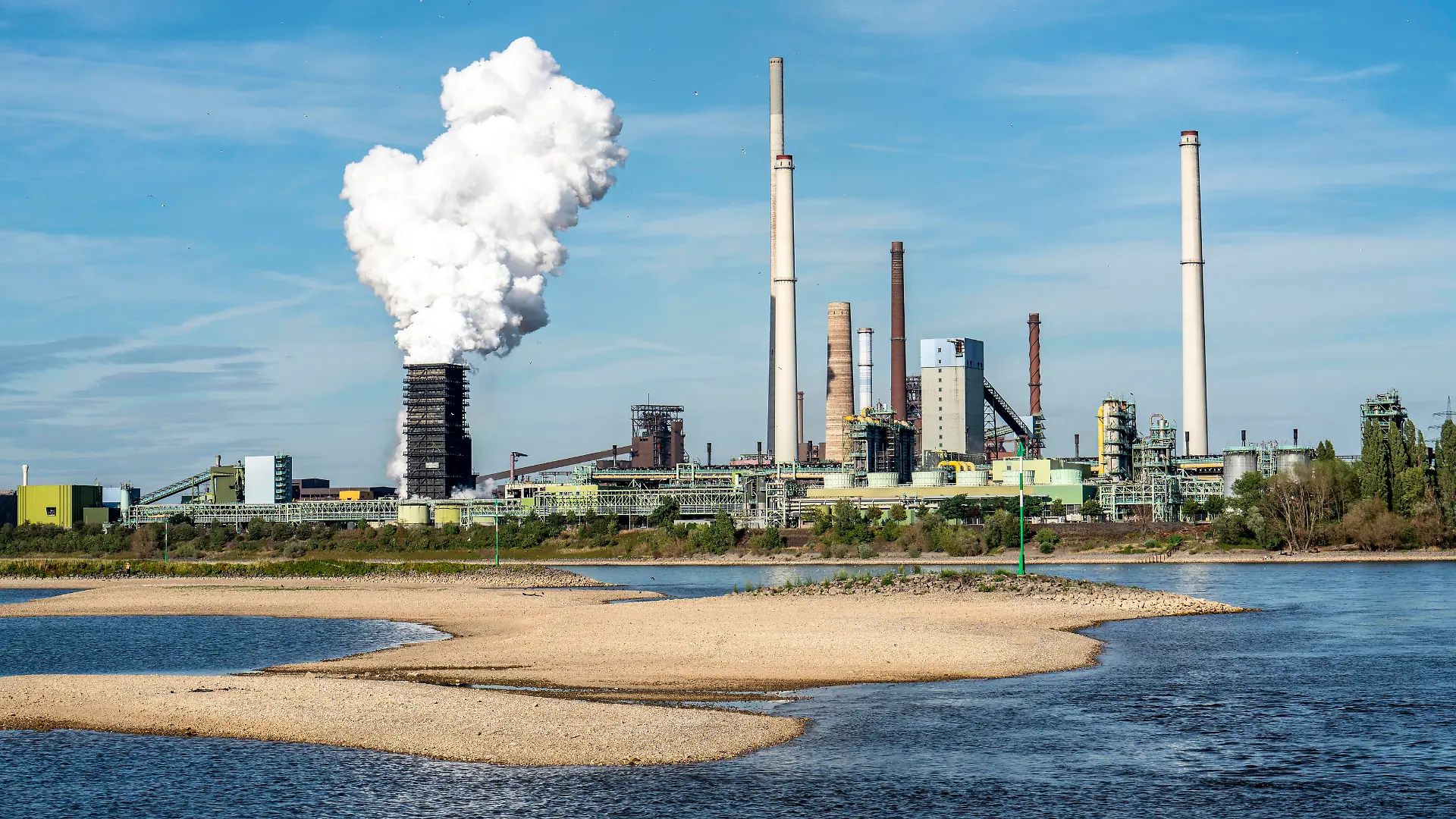 Niedrigwasser Stand am Rhein, Ufer fallen trocken, Sandbänke im Fluss, die Schifffahrt kann nur mit verringerter Ladung und Geschwindigkeit fahren, Thyssenkrupp Steel, Stahlwerk, Kokerei Schwelgern, Duisburg-Bruckhausen, NRW, Deutschland Rhein Niedrigwasser *** Low water level on the Rhine, banks falling dry, sandbanks in the river, shipping can only sail with reduced cargo and speed, Thyssenkrupp Steel, steel mill, Schwelgern coking plant, Duisburg Bruckhausen, NRW, Germany Rhine low water level