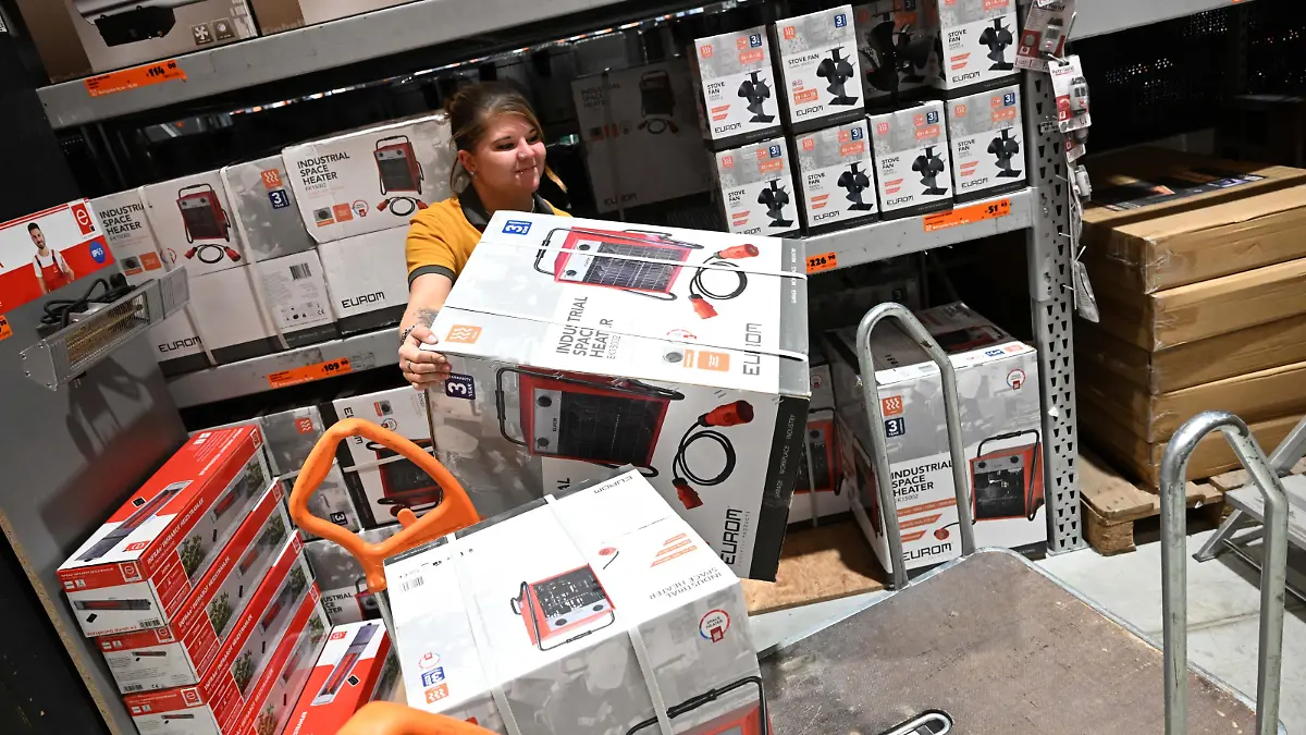 Jessica Bendorf, Mitarbeiterin bei Hornbach, räumt einen Heizlüfter aus einem Regal auf einen Wagen im Hornbach Baumarkt Fröttmaning. Die Angst vor Gas-Engpässen im kommenden Winter sorgt mitten im Sommer für einen Nachfrageboom bei Heizlüftern, Konvektorheizungen und Ölradiatoren.