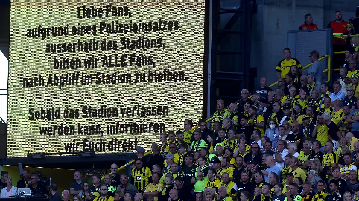 DORTMUND, GERMANY - AUGUST 06: A general view of the inside of the stadium as the LED Screen displays a message informing fans to remain inside the stadium after the final whistle due to a Police incident on the outside of the stadium during the Bundesliga match between Borussia Dortmund and Bayer 04 Leverkusen at Signal Iduna Park on August 06, 2022 in Dortmund, Germany. (Photo by Lars Baron/Getty Images)