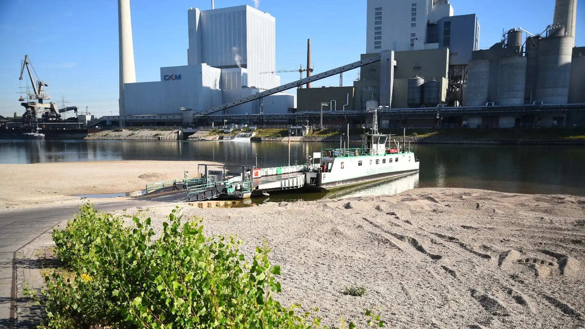 03.08.2022, Baden-Württemberg, Mannheim: Eine Fähre liegt am Hafen in Mannheim. Das Niedrigwasser im Rhein zwingt zahlreiche Fährennutzer zu großen Umwegen. (zu dpa «Niedrigwasser legt Fähren am Rhein lahm - viele Pendler betroffen») Foto: René Priebe/PR-Video /dpa +++ dpa-Bildfunk +++