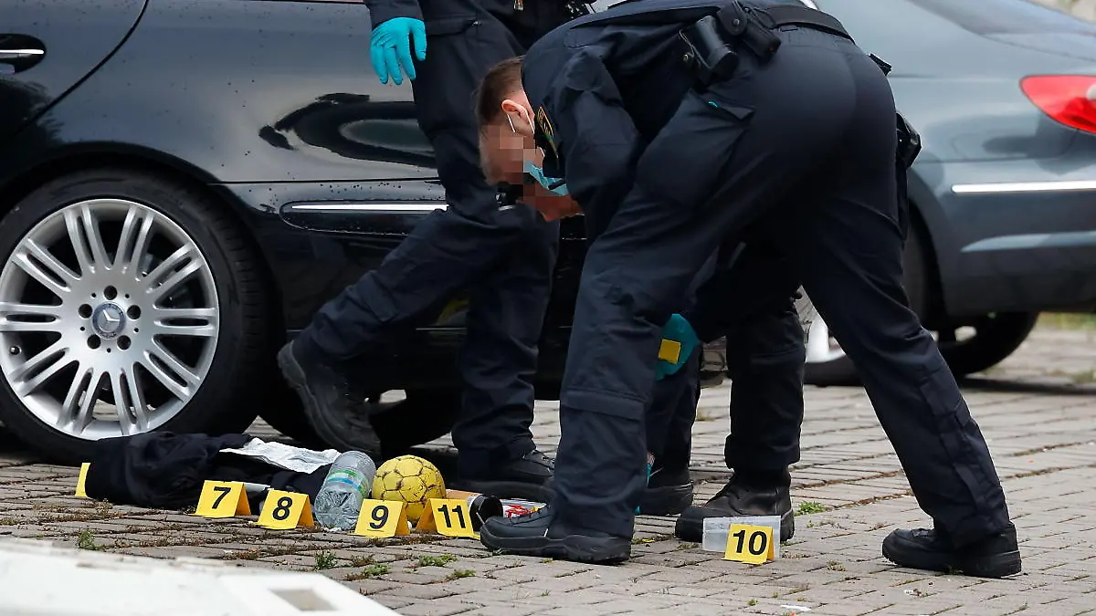 06.08.2022, Chemnitz, Reichenhainer Straße,  kurz nach Mtternacht soll es auf einem Parkplatz hinter den Häusern 8/10 eine schwere körperliche Auseinandersetzung gegeben haben bei der mindestens eine Person getötet wurde. Über Hintergründe des Tatgeschehens gibt es bislang noch keine Informationen. Kriminalpolizei und Mordkommision sichern Spuren.Die Feuerwehr leuchtet den Ereignisort in Amtshilfe aus. Da sich keine Leiche vor Ort befand nehme ich an, der Geschädigte verstarb nach Rettungsversuchen im Krankenhaus. Notarzt soll Reanimation vor Ort wohl eingeleitet haben.

