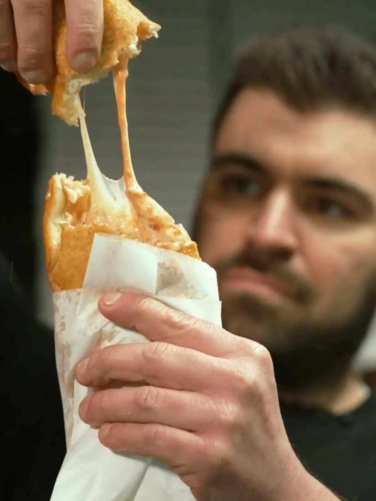 Bild zu: "Der Foodexperte Sebastian Lege entdeckt die frittierte Pizza"