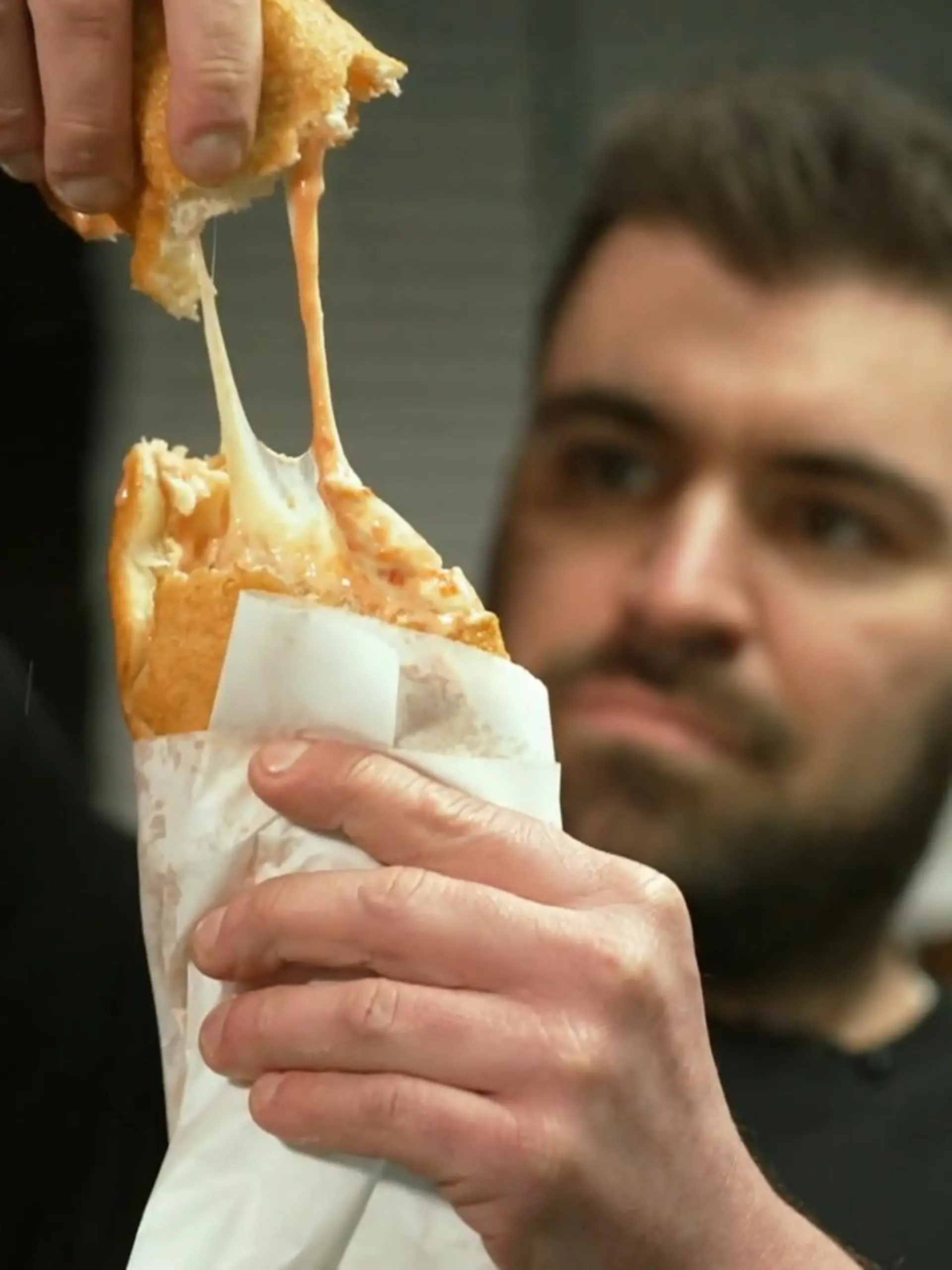 Bild zu: "Der Foodexperte Sebastian Lege entdeckt die frittierte Pizza"