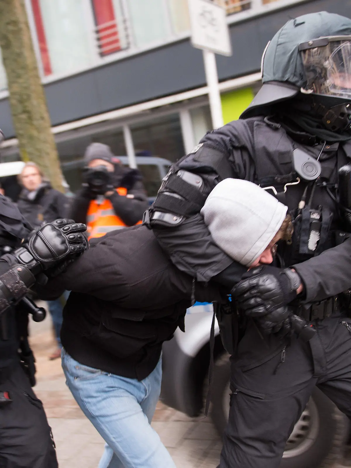 Polizisten führen am 14.03.2015 in Wuppertal (Nordrhein-Westfalen) einen Demonstranten ab. Proteste von Salafisten und der rechtspopulistischen Pegida-Bewegung treffen in Wuppertal aufeinander. Foto: Oliver Berg/dpa +++(c) dpa - Bildfunk+++
