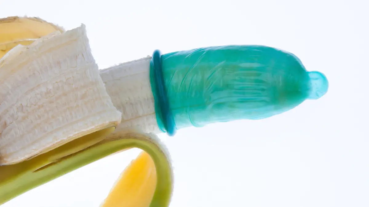 Kondom mit Banane Symbol für Verhütung und Ansteckung durch Aids