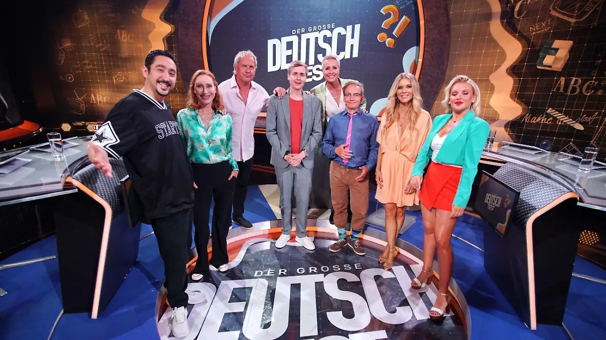 V.l.: Eko Fresh, Andrea Sawatzki, Uwe Ochsenknecht, Till Reiners, Sonja Zietlow, Wigald Boning, Laura Karasek und Evelyn Burdecki
Die Verwendung des sendungsbezogenen Materials ist nur mit dem Hinweis und Verlinkung auf RTL+ gestattet.