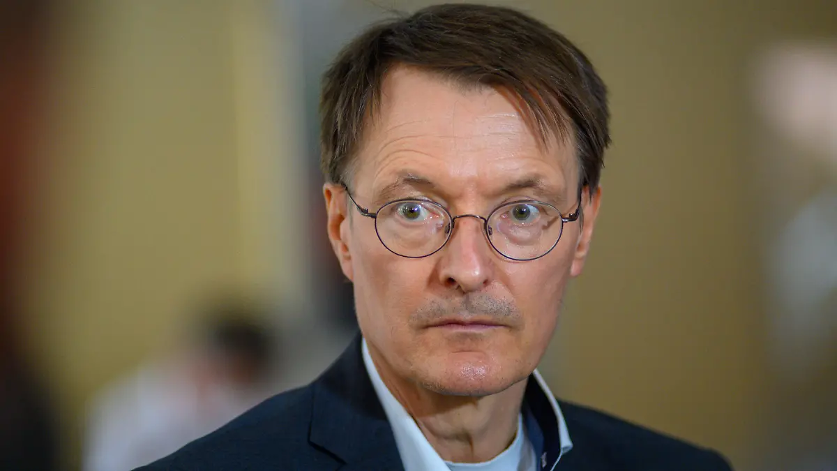 ARCHIV - 22.06.2022, Sachsen-Anhalt, Magdeburg: Bundesgesundheitsminister Karl Lauterbach (SPD) gibt vor der Gesundheitsministerkonferenz ein Interview.    (zu dpa "Gesundheitsminister Lauterbach mit Corona infiziert") Foto: Klaus-Dietmar Gabbert/dpa +++ dpa-Bildfunk +++
