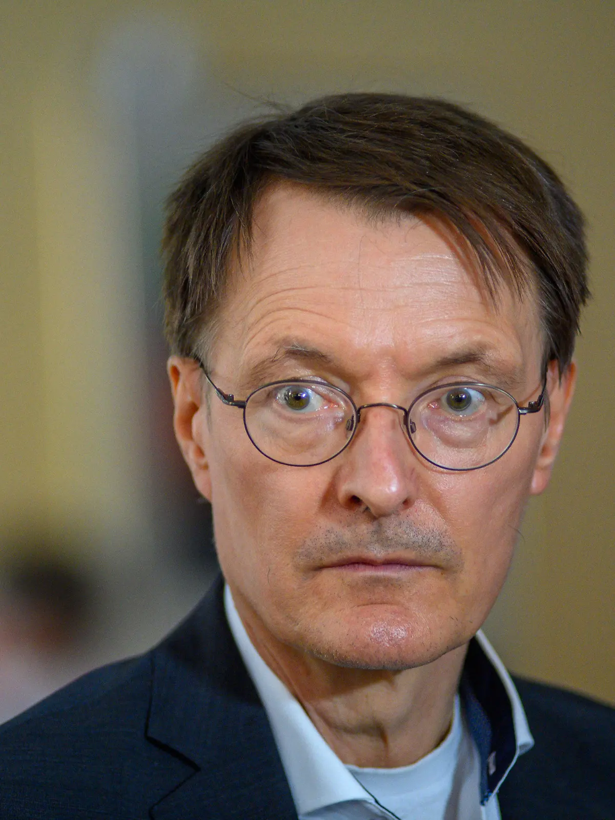 ARCHIV - 22.06.2022, Sachsen-Anhalt, Magdeburg: Bundesgesundheitsminister Karl Lauterbach (SPD) gibt vor der Gesundheitsministerkonferenz ein Interview.    (zu dpa "Gesundheitsminister Lauterbach mit Corona infiziert") Foto: Klaus-Dietmar Gabbert/dpa +++ dpa-Bildfunk +++