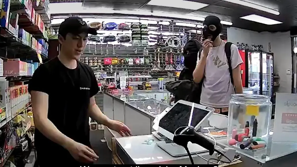 Ladenbesitzer Johnny Nguyen steht plötzlich zwei Männern mit Sturmhauben gegenüber.