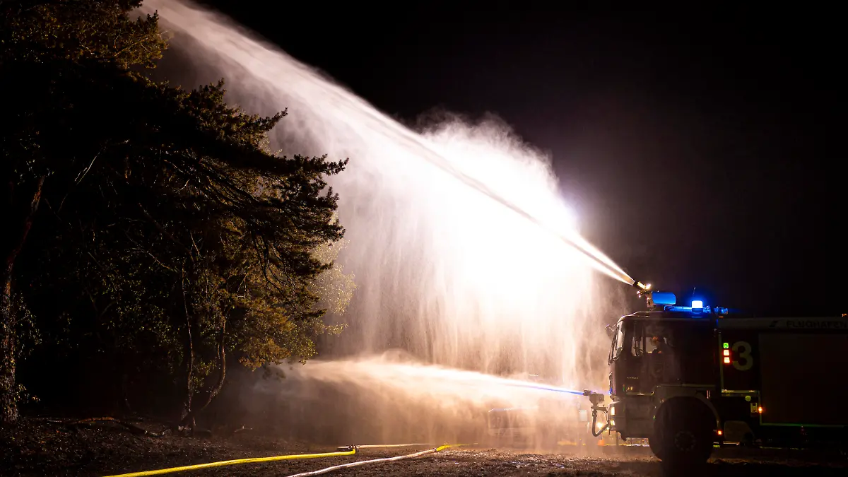 05.08.2022, Niedersachsen, Königslutter am Elm: Einsatzkräfte der Feuerwehr bekämpfen mit einem Flugfeldlöschfahrzeug einen Waldbrand im Landkreis Helmstedt. Foto: Moritz Frankenberg/dpa +++ dpa-Bildfunk +++