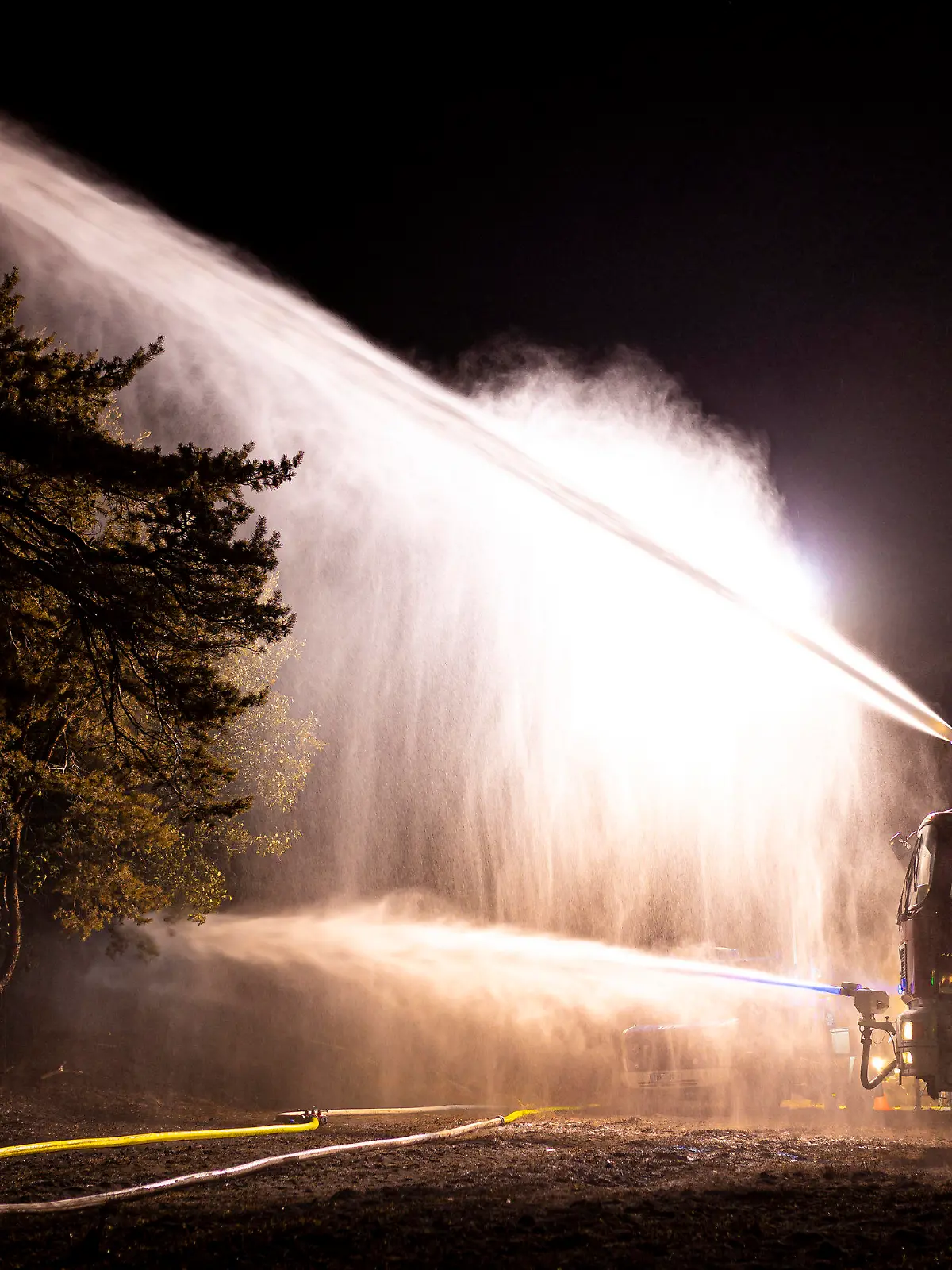 05.08.2022, Niedersachsen, Königslutter am Elm: Einsatzkräfte der Feuerwehr bekämpfen mit einem Flugfeldlöschfahrzeug einen Waldbrand im Landkreis Helmstedt. Foto: Moritz Frankenberg/dpa +++ dpa-Bildfunk +++