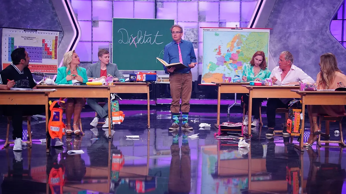 V.l. Eko Fresh, Evelyn Burdecki, Till Reiners, Wigald Boning, Andrea Sawatzki, Uwe Ochsenknecht und Laura Karasek
Die Verwendung des sendungsbezogenen Materials ist nur mit dem Hinweis und Verlinkung auf RTL+ gestattet.