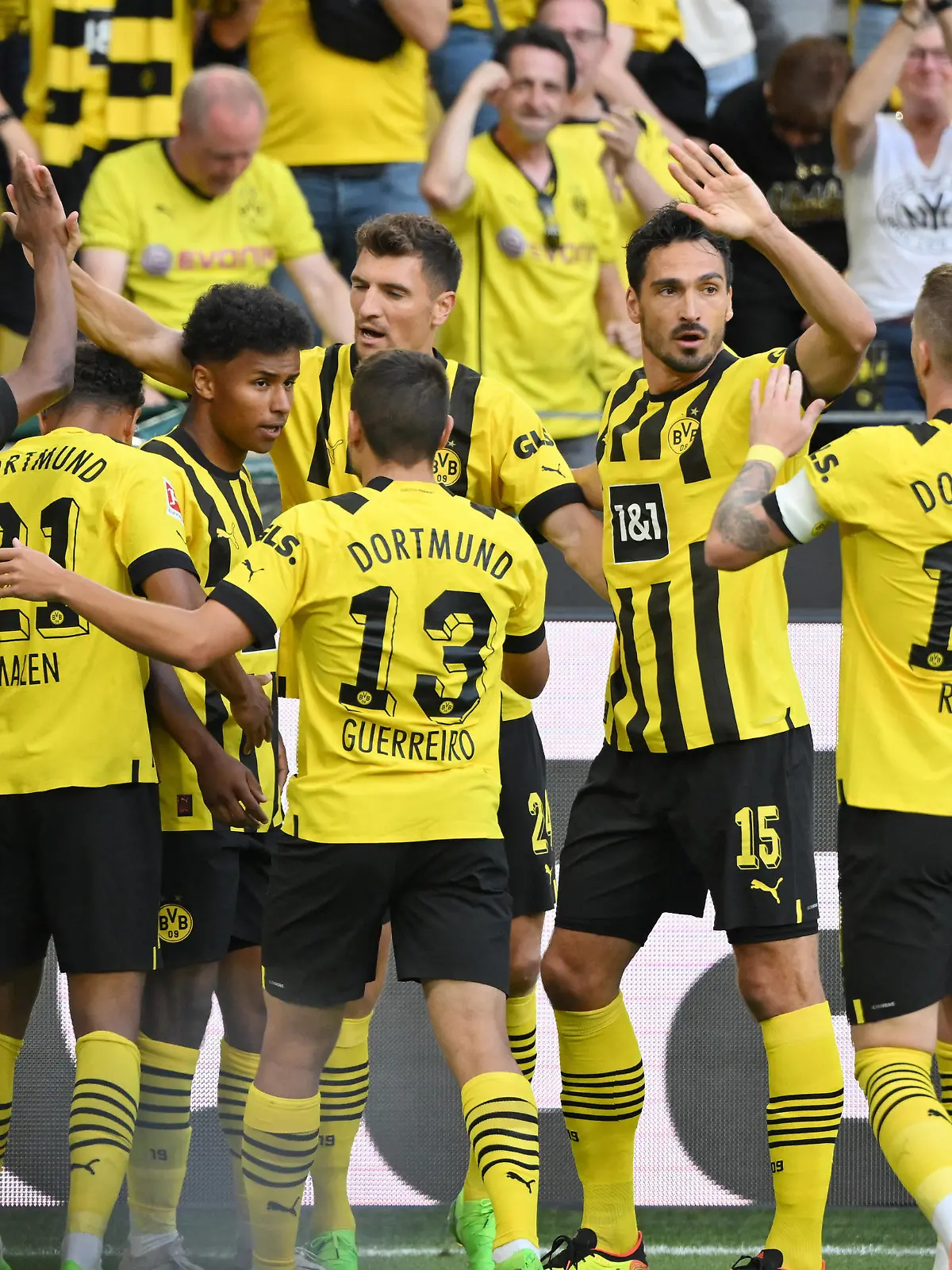  Jubel BVB 1:0, v.re., Marco Reus Borussia Dortmund, Mats Hummels Borussia Dortmund, Thomas Meunier Borussia Dortmund, Raphael Guerreiro Borussia Dortmund, Karim Adeyemi Borussia Dortmund, Donyell Malen Borussia Dortmund, Youssoufa Moukoko Borussia Dortmund 06.08.2022, Fussball GER, Saison 2022 2023, 1. Bundesliga, 1. Spieltag, Borussia Dortmund - Bayer 04 Leverkusen Foto: Maik Hölter/TEAM2sportphoto DFL regulations prohibit any use of photographs as image sequences and/or quasi-video Dortmund Signal Iduna Park Nordrhein Westfalen Deutschland *** Jubel BVB 1 0, v re , Marco Reus Borussia Dortmund , Mats Hummels Borussia Dortmund , Thomas Meunier Borussia Dortmund , Raphael Guerreiro Borussia Dortmund , Karim Adeyemi Borussia Dortmund , Donyell Malen Borussia Dortmund , Youssoufa Moukoko Borussia Dortmund 06 08 2022, Football GER, season 2022 2023, 1 Bundesliga, 1 matchday, Borussia Dortmund Bayer 04 Leverkusen Foto Maik Hölter TEAM2sportphoto DFL regulations prohibit any use of photographs as image sequences and or quasi video Dortmund Signal Iduna Park Nordrhein Westfalen Germany Team2