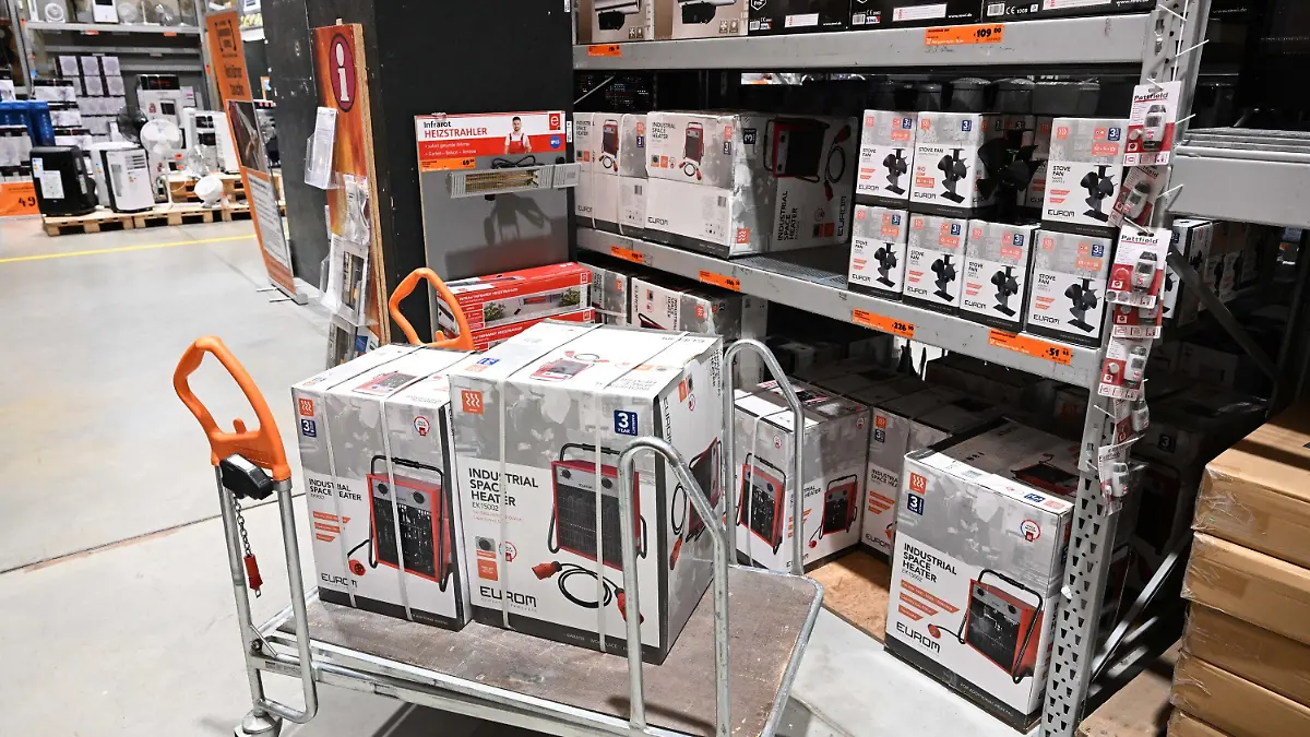 14.07.2022, Bayern, München Fröttmaning: Heizlüfter liegen im Hornbach Baumarkt Fröttmaning in einem Regal. Die Angst vor Gas-Engpässen im kommenden Winter sorgt mitten im Sommer für einen Nachfrageboom bei Heizlüftern, Konvektorheizungen und Ölradiatoren. Foto: Felix Hörhager/dpa +++ dpa-Bildfunk +++