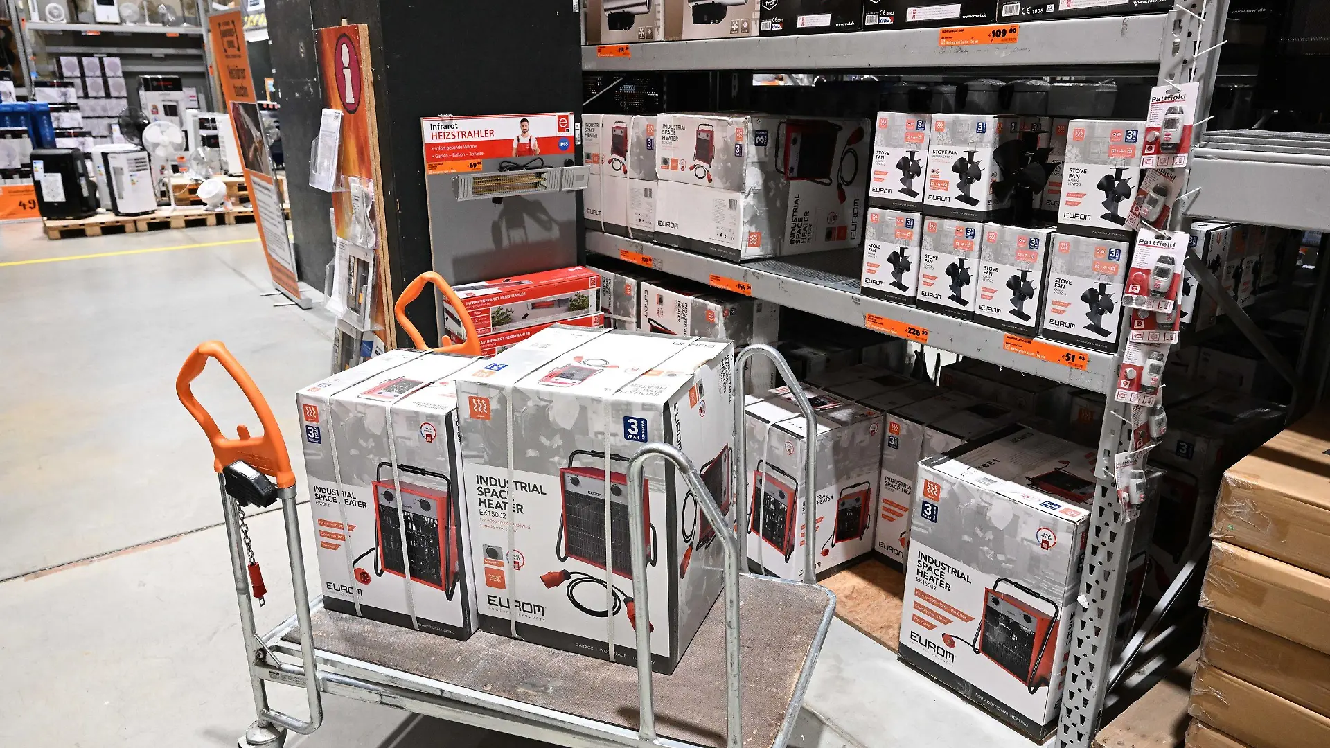 14.07.2022, Bayern, München Fröttmaning: Heizlüfter liegen im Hornbach Baumarkt Fröttmaning in einem Regal. Die Angst vor Gas-Engpässen im kommenden Winter sorgt mitten im Sommer für einen Nachfrageboom bei Heizlüftern, Konvektorheizungen und Ölradiatoren. Foto: Felix Hörhager/dpa +++ dpa-Bildfunk +++
