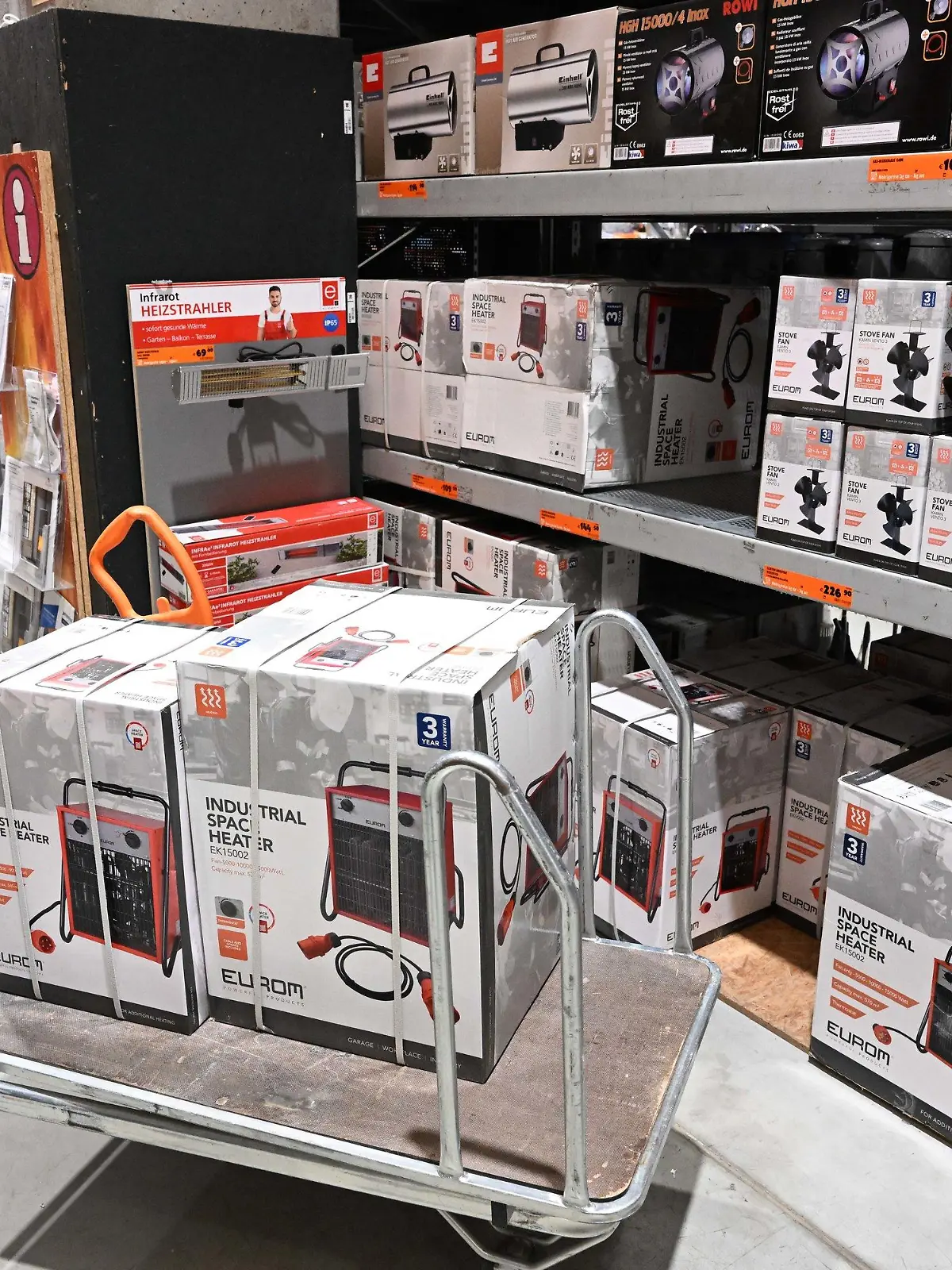 14.07.2022, Bayern, München Fröttmaning: Heizlüfter liegen im Hornbach Baumarkt Fröttmaning in einem Regal. Die Angst vor Gas-Engpässen im kommenden Winter sorgt mitten im Sommer für einen Nachfrageboom bei Heizlüftern, Konvektorheizungen und Ölradiatoren. Foto: Felix Hörhager/dpa +++ dpa-Bildfunk +++
