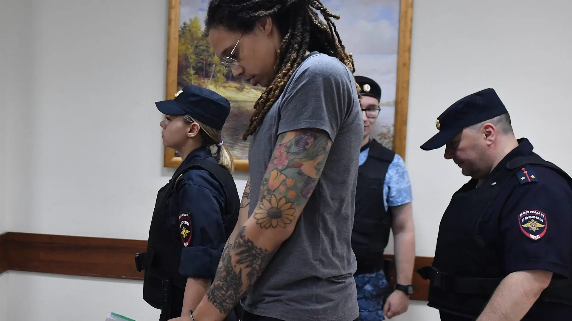 Russia US Basketball Player Trial 8248405 04.08.2022 US basketball star Brittney Griner is seen after the verdict announcing at the Khimki court, outside Moscow, Russia. Brittney Griner, a two-time Olympic gold medalist in basketball, was detained at a Moscow airport in February after a police dog alerted officers to a vape cartridge containing cannabis extracts in her luggage. A judge has sentenced Griner to nine years in prison. Mikhail Voskresenskiy / Sputnik Khimki Moscow region Russia PUBLICATIONxINxGERxSUIxAUTxONLY Copyright: xMikhailxVoskresenskiyx