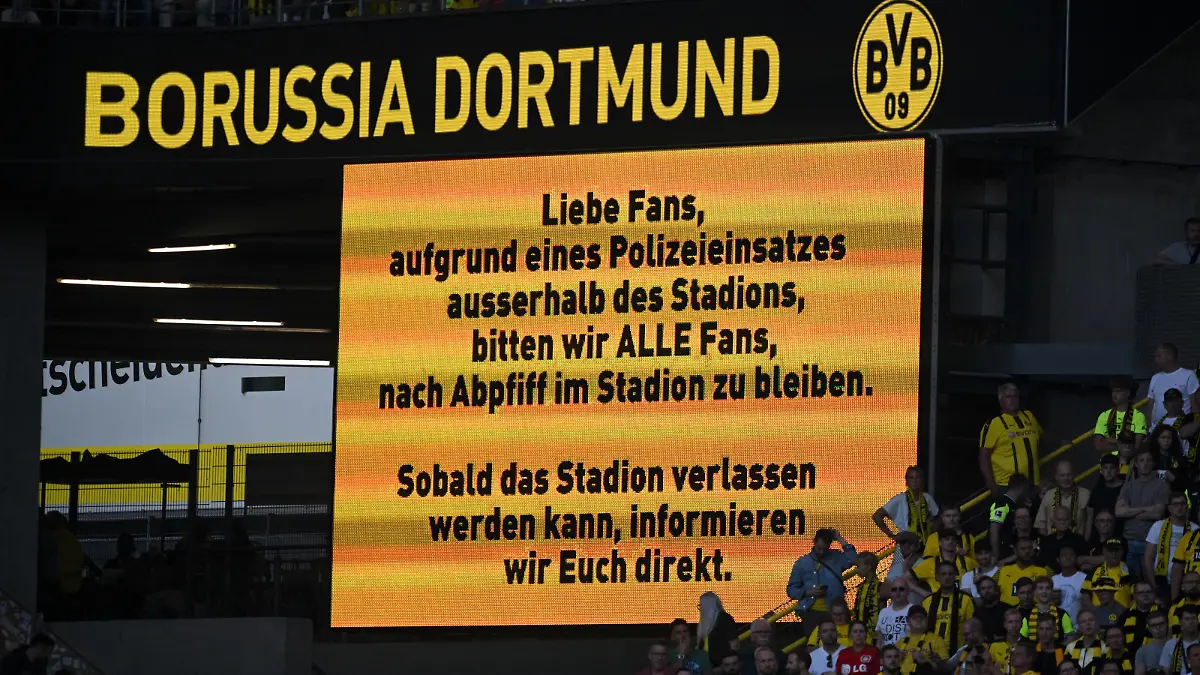 Fußball: Bundesliga, Borussia Dortmund - Bayer Leverkusen, 1. Spieltag, Signal Iduna Park. Die Zuschauer werden wegen eines Polizeieinsatzes gebeten nach Abpfiff zunächst im Stadion zu verweilen. WICHTIGER HINWEIS: Gemäß den Vorgaben der DFL Deutsche Fußball Liga bzw. des DFB Deutscher Fußball-Bund ist es untersagt, in dem Stadion und/oder vom Spiel angefertigte Fotoaufnahmen in Form von Sequenzbildern und/oder videoähnlichen Fotostrecken zu verwerten bzw. verwerten zu lassen.