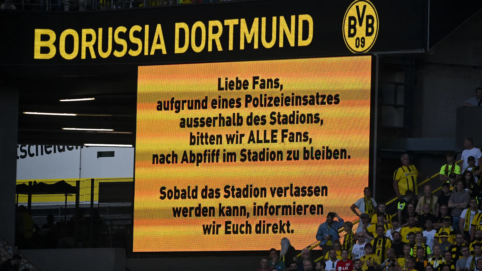 Fußball: Bundesliga, Borussia Dortmund - Bayer Leverkusen, 1. Spieltag, Signal Iduna Park. Die Zuschauer werden wegen eines Polizeieinsatzes gebeten nach Abpfiff zunächst im Stadion zu verweilen. WICHTIGER HINWEIS: Gemäß den Vorgaben der DFL Deutsche Fußball Liga bzw. des DFB Deutscher Fußball-Bund ist es untersagt, in dem Stadion und/oder vom Spiel angefertigte Fotoaufnahmen in Form von Sequenzbildern und/oder videoähnlichen Fotostrecken zu verwerten bzw. verwerten zu lassen.
