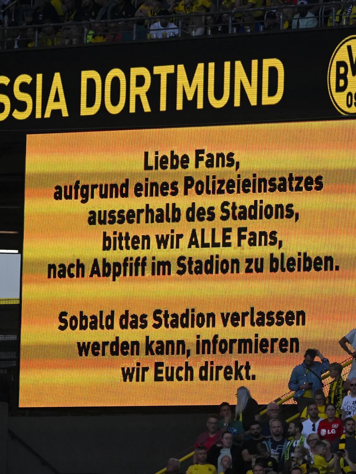 Fußball: Bundesliga, Borussia Dortmund - Bayer Leverkusen, 1. Spieltag, Signal Iduna Park. Die Zuschauer werden wegen eines Polizeieinsatzes gebeten nach Abpfiff zunächst im Stadion zu verweilen. WICHTIGER HINWEIS: Gemäß den Vorgaben der DFL Deutsche Fußball Liga bzw. des DFB Deutscher Fußball-Bund ist es untersagt, in dem Stadion und/oder vom Spiel angefertigte Fotoaufnahmen in Form von Sequenzbildern und/oder videoähnlichen Fotostrecken zu verwerten bzw. verwerten zu lassen.