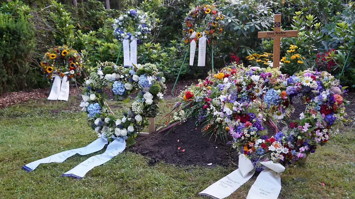 04.08.2022, Hamburg: Blumenschmuck liegt auf dem Grab der Fußballlegende Uwe Seeler. Der beliebte Sportler wurde im engsten Familienkreis auf dem Friedhof Ohlsdorf beigesetzt. Foto: citynewstv/dpa-Zentralbild/dpa +++ dpa-Bildfunk +++