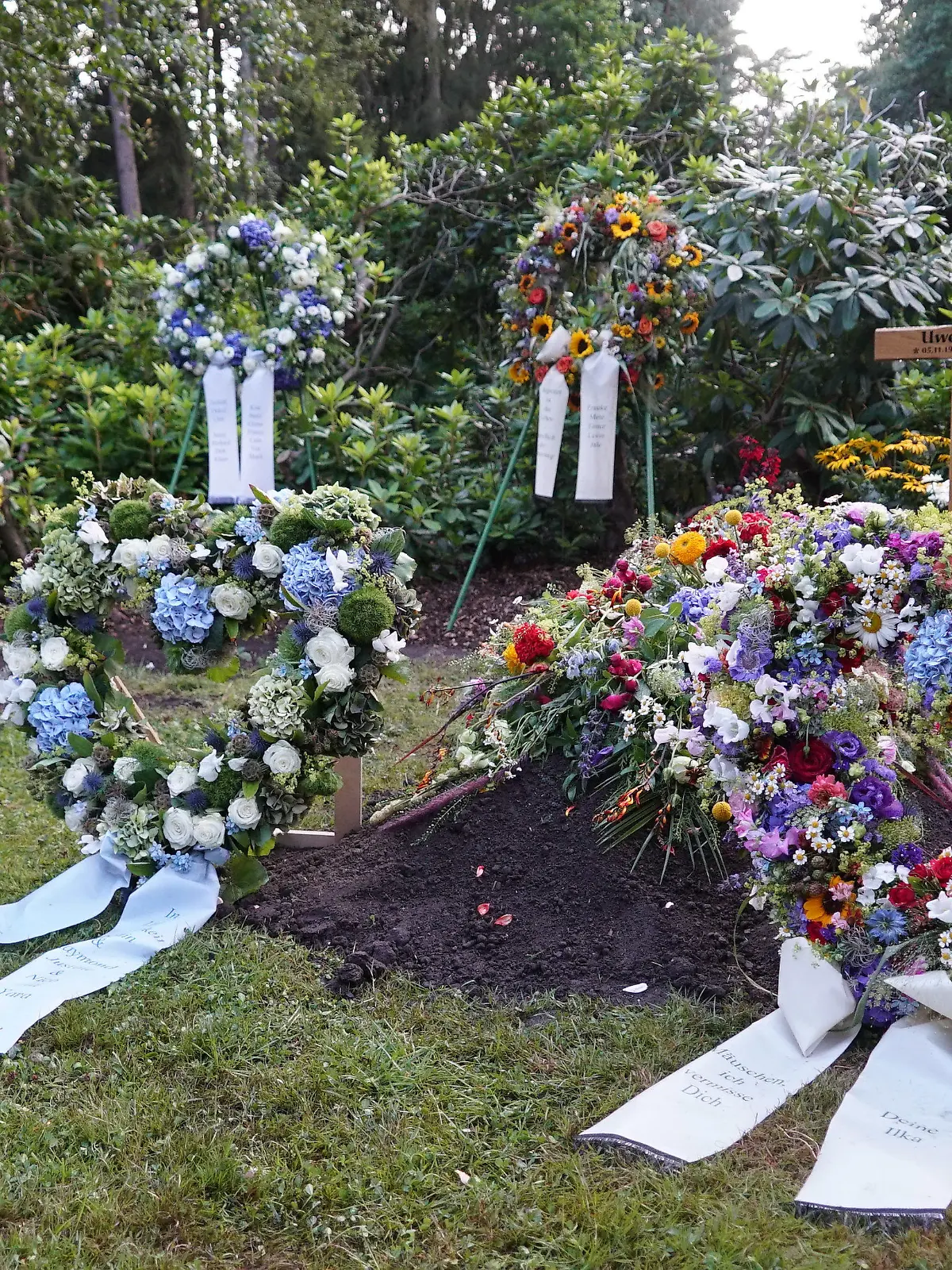 04.08.2022, Hamburg: Blumenschmuck liegt auf dem Grab der Fußballlegende Uwe Seeler. Der beliebte Sportler wurde im engsten Familienkreis auf dem Friedhof Ohlsdorf beigesetzt. Foto: citynewstv/dpa-Zentralbild/dpa +++ dpa-Bildfunk +++