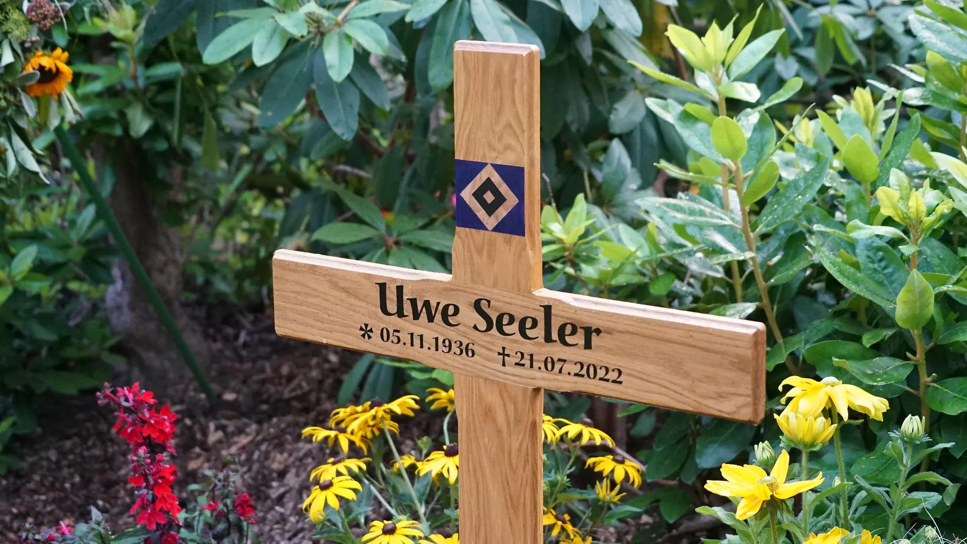dpatopbilder - 04.08.2022, Hamburg: Ein Holzkreuz steht auf dem Grab der Fußballlegende Uwe Seeler. Der beliebte Sportler wurde im engsten Familienkreis auf dem Friedhof Ohlsdorf beigesetzt. Foto: citynewstv/dpa-Zentralbild/dpa +++ dpa-Bildfunk +++