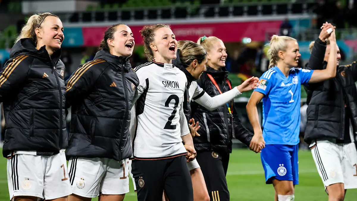 FIFA Frauen-Weltmeisterschaft 2023: Deutschland - Marokko 24.07.2023 Die deutschen Frauen feiern den 6:0 Sieg mit Laola Lena Lattwein Deutschland, 14, Sara Daebritz Deutschland, 13, Marina Hegering Deutschland, 5 im Trikot von Caro Simon, Sara Doorsoun Deutschland, 23, Janina Minge, Merle Frohms Deutschland, 1 FIFA Frauen-Weltmeisterschaft 2023: Deutschland - Marokko Melbourne / Naarm, Melbourne-Rectangular-Stadion, 23.07.2023 *** FIFA Womens World Cup 2023 Germany Morocco 24 07 2023 German women celebrate 6 0 win with Laola Lena Lattwein Germany, 14 , Sara Daebritz Germany, 13 , Marina Hegering Germany, 5 in Caro Simon jersey, Sara Doorsoun Germany, 23 , Janina Minge, Merle Frohms Germany, 1 FIFA Womens World Cup 2023 Germany Morocco Melbourne Naarm, Melbourne Rectangular Stadium, 23 07 2023. Copyright: xBEAUTIFULxSPORTS/Jonesx