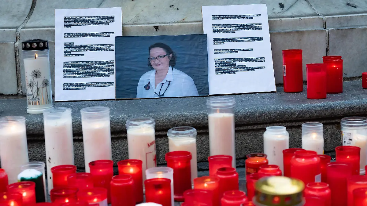 linz, austria, 01 aug 2022, flowers and burning candles lie at a memorial in memory of upper austrian doctor Lisa-Maria Kellermayr at the place taubenmarkt. the doctor was found dead after comitting suicide in her ordination, which was closed due to death threats. she has repeatedly faced calls for violence and death threats from COVID-19 opponents during the COVID-19 pandemic. *** linz, österreich, 01. aug 2022, blumen und brennende kerzen liegen bei einer gedenkstätte zum gedenken an die oberösterreichische arztin lisa Maria Kellermayr am taubenmarkt die arztin wurde nach einem selbstmord in ihrer wegen todesdrohungen geschlossenen ordination tot aufgefunden sie war während der COVID 19 pandemie wiederholt gewaltaufrufen und todesdroh Copyright: xWolfgangxSimlingerx