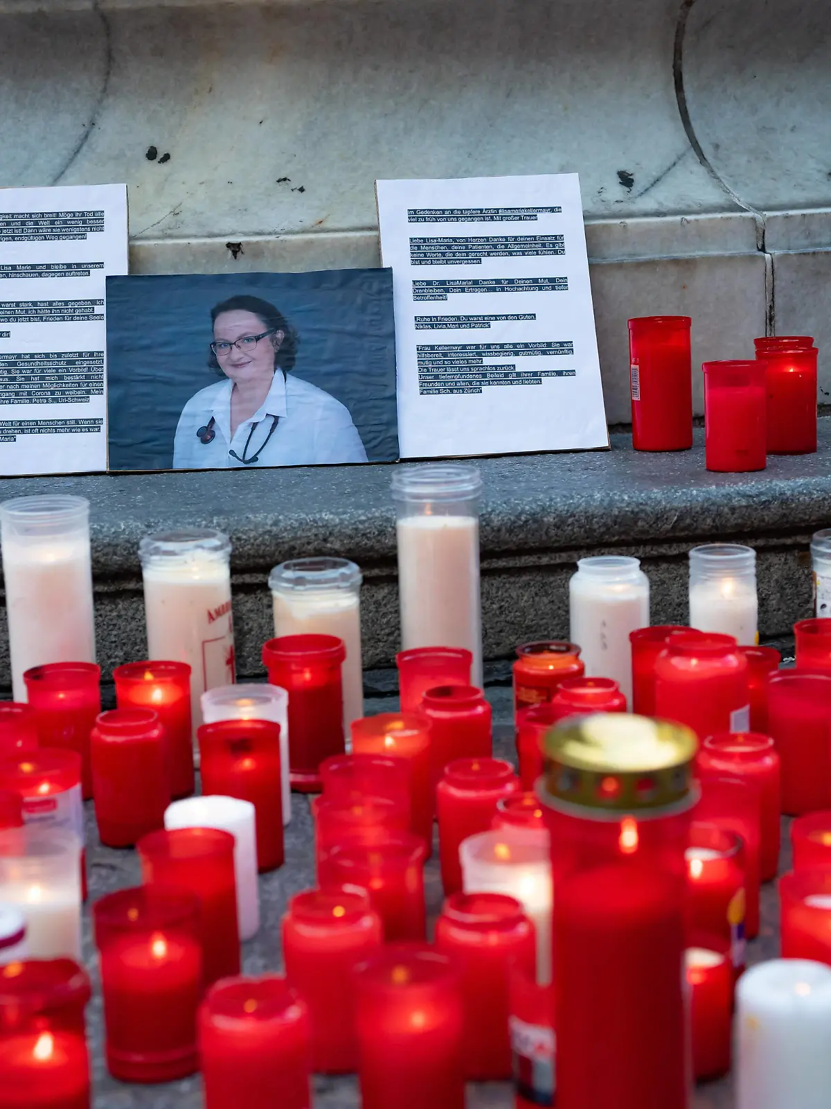  linz, austria, 01 aug 2022, flowers and burning candles lie at a memorial in memory of upper austrian doctor Lisa-Maria Kellermayr at the place taubenmarkt. the doctor was found dead after comitting suicide in her ordination, which was closed due to death threats. she has repeatedly faced calls for violence and death threats from COVID-19 opponents during the COVID-19 pandemic. *** linz, österreich, 01. aug 2022, blumen und brennende kerzen liegen bei einer gedenkstätte zum gedenken an die oberösterreichische arztin lisa Maria Kellermayr am taubenmarkt die arztin wurde nach einem selbstmord in ihrer wegen todesdrohungen geschlossenen ordination tot aufgefunden sie war während der COVID 19 pandemie wiederholt gewaltaufrufen und todesdroh Copyright: xWolfgangxSimlingerx