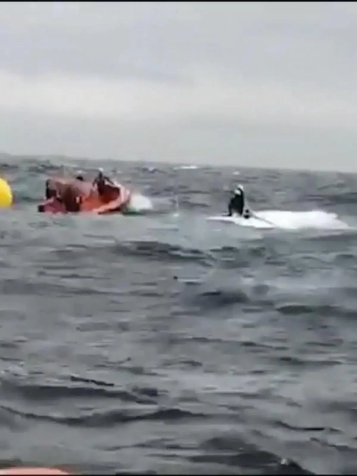 Mitten in der Nacht entdecken spanische Seeretter das gekenterte Boot. Darunter eingeschlossen: Laurent Camprubi. Der 62-Jährige steckt in einer Luftblase, die stündlich immer kleiner wird.