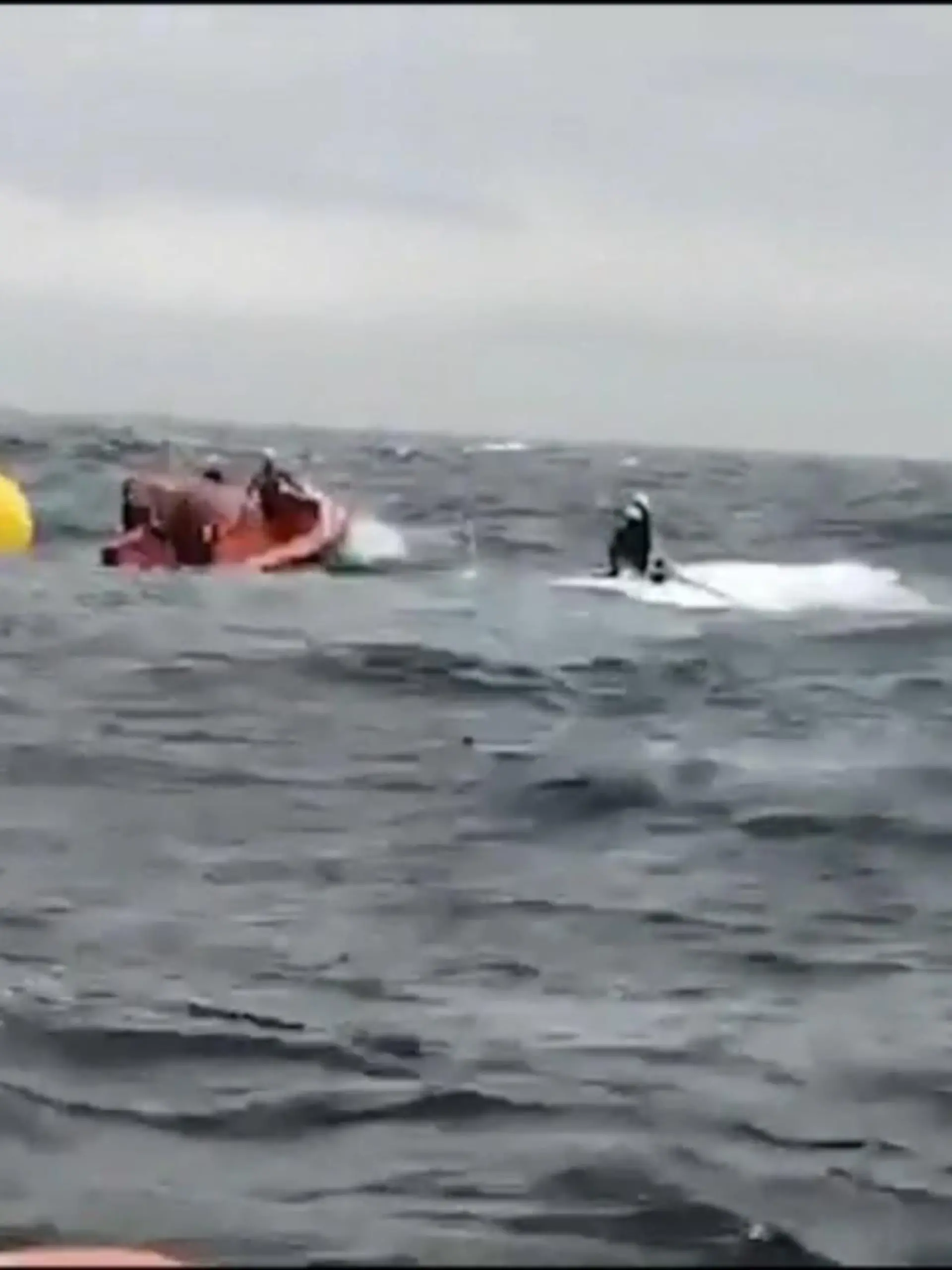 Mitten in der Nacht entdecken spanische Seeretter das gekenterte Boot. Darunter eingeschlossen: Laurent Camprubi. Der 62-Jährige steckt in einer Luftblase, die stündlich immer kleiner wird.
