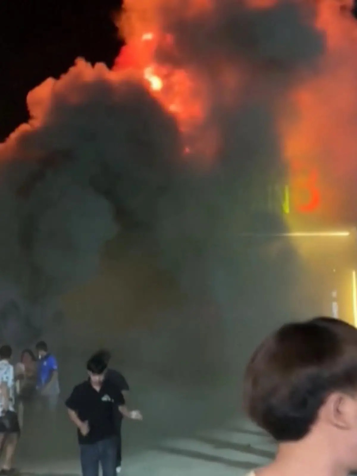 In der Nacht zum Freitag brach ein Feuer in einem Pub an Thailands Ostküste aus. Mindestens 13 Menschen kommen hier ums Leben, 40 werden verletzt.