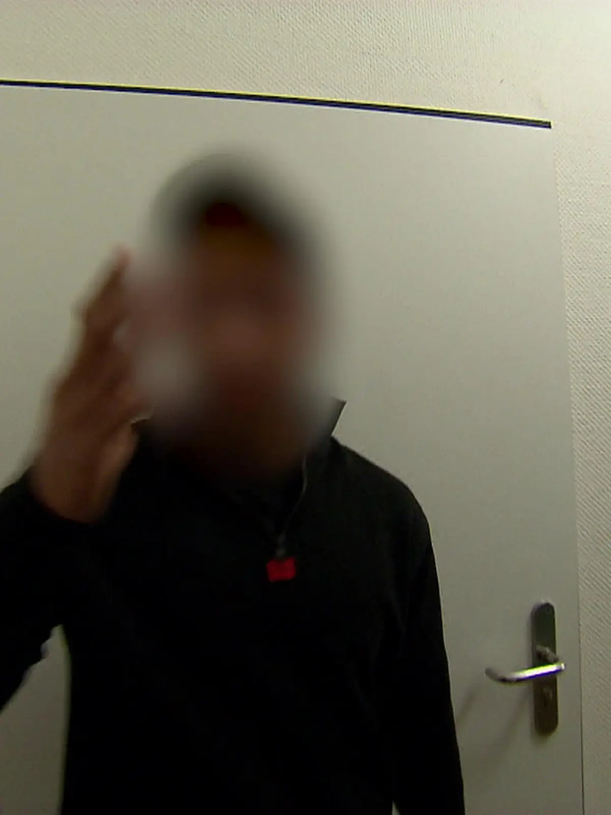 Bild zu: "Junger Mann vor Gericht"