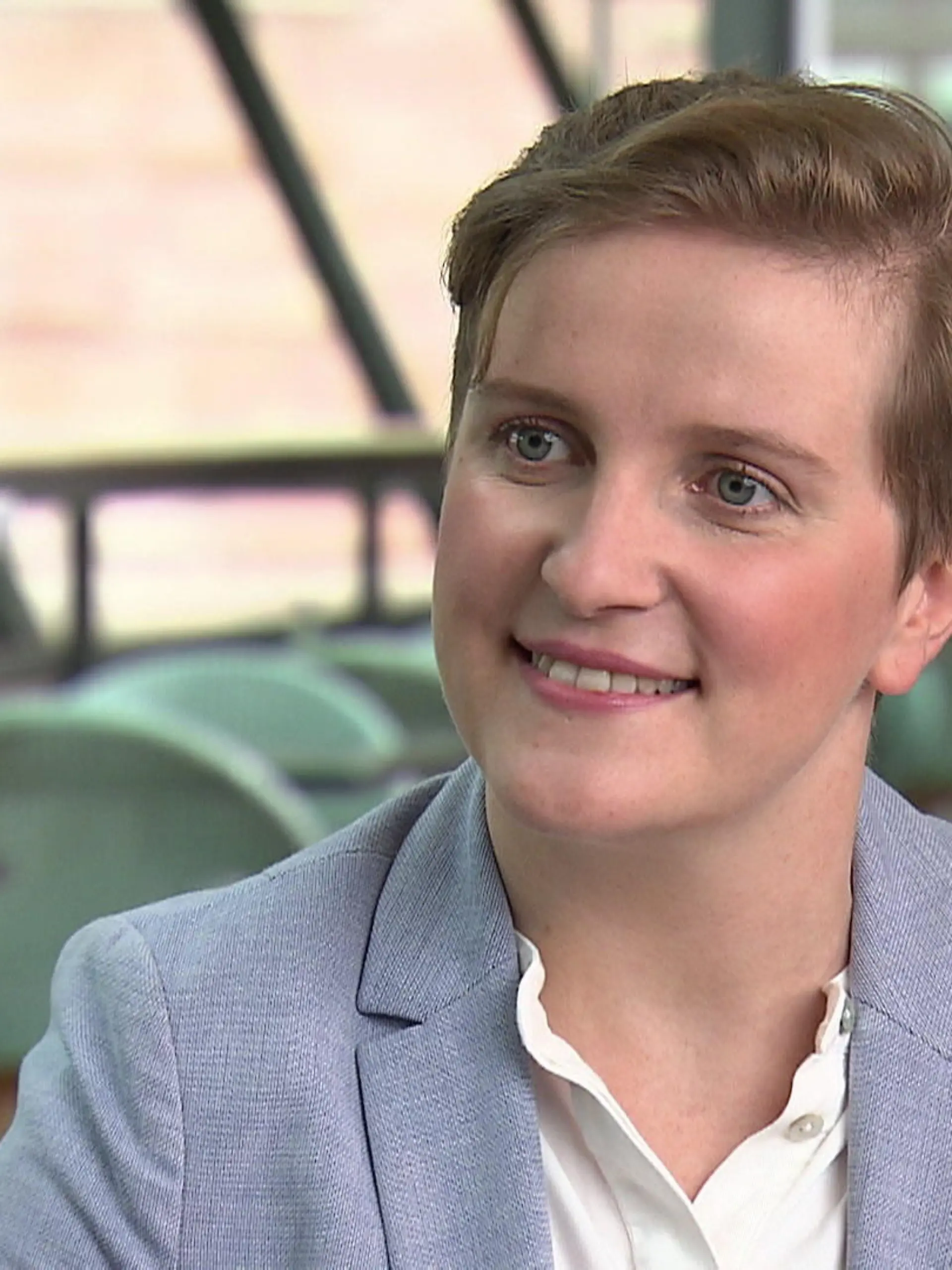 Als gleichberechtigte Spitzenkandidatin der Linkspartei ist Elisabeth Kula zur diesjährigen Landtagswahl bereit, „klare Kante“ gegen rechts zu zeigen und gegen die „allgegenwärtige Klimakrise“ zu arbeiten. Was sie vom aktuellen Kurs der CDU und den zunehmenden Unmut über die sogenannten „Klimakleber“ hält, und wie sie zwischen der ganzen politischen Arbeit auch einmal zur Ruhe findet, erfahren Sie im Video!