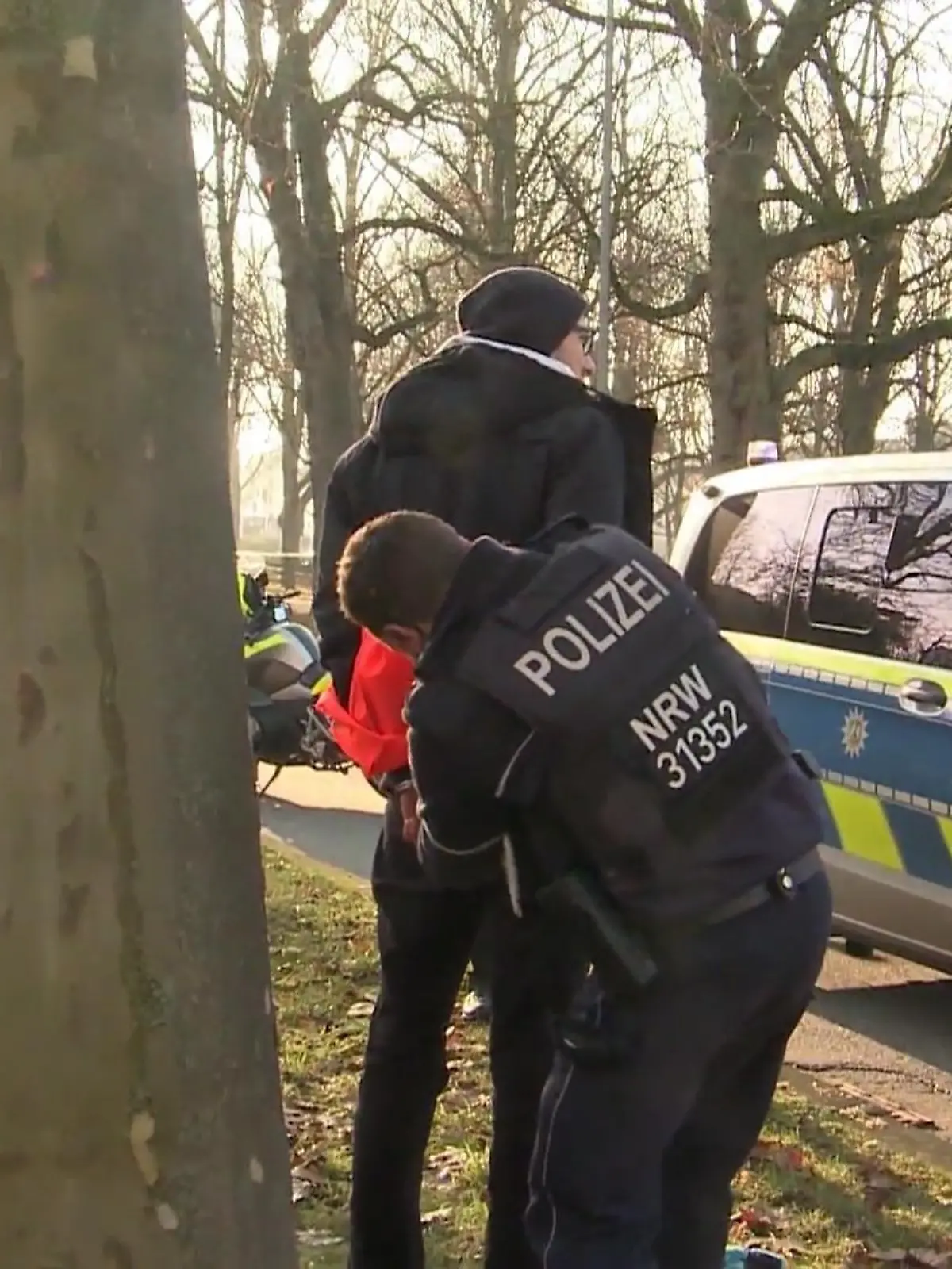 Bild zu: "Polizisten unterstützen angeblich"