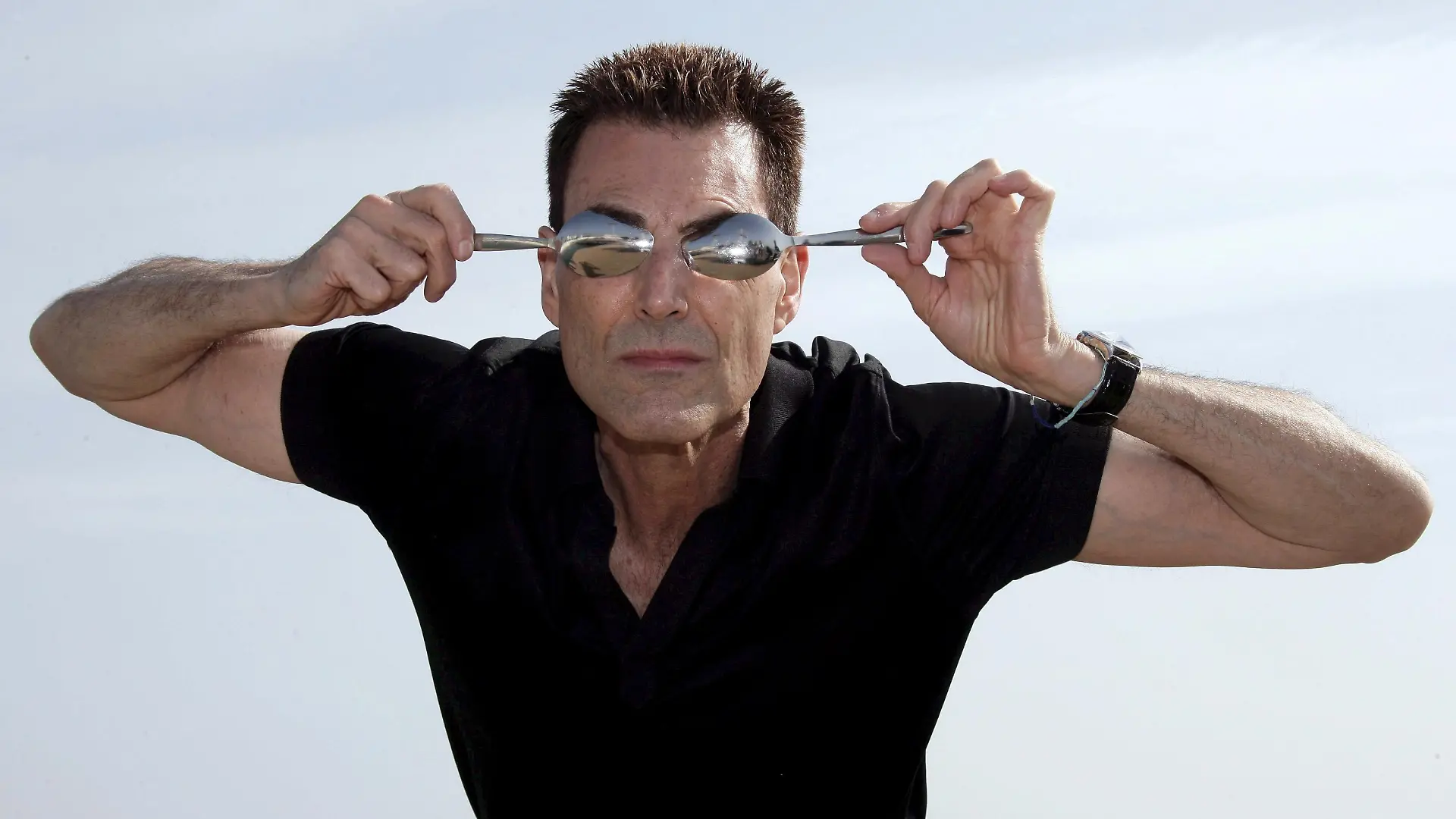 The mentalist Uri Geller attends MIPCOM 2008 to promote his show The Successor, in Cannes, France, 14 October 2008. MIPCOM 2008 is the global content event for creating, co-producing, buying, selling, financing and distributing entertainment content across all platforms. It provides the key decision-makers in the TV, film, digital and audiovisual content, production and distribution industry with the only market conference and networking forum to discover future trends and trade content rights on a global level. The event takes place from October 13 to 17, 2008. EPA/BRUNO BEBERT CORBIS OUT +++(c) dpa - Bildfunk+++