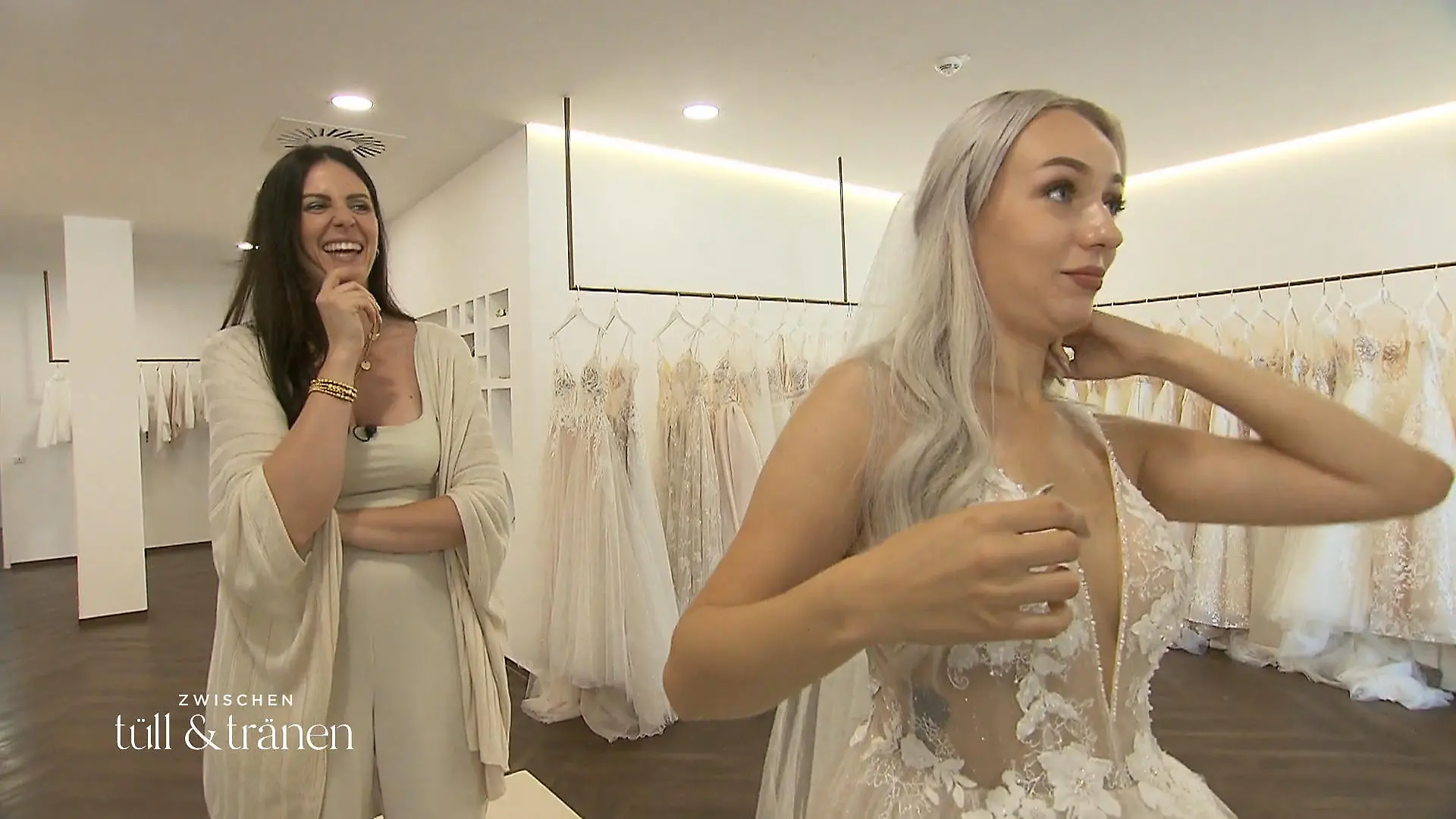 Kann sich die Braut heute für ein Kleid entscheiden? Alexandra hat es nicht leicht