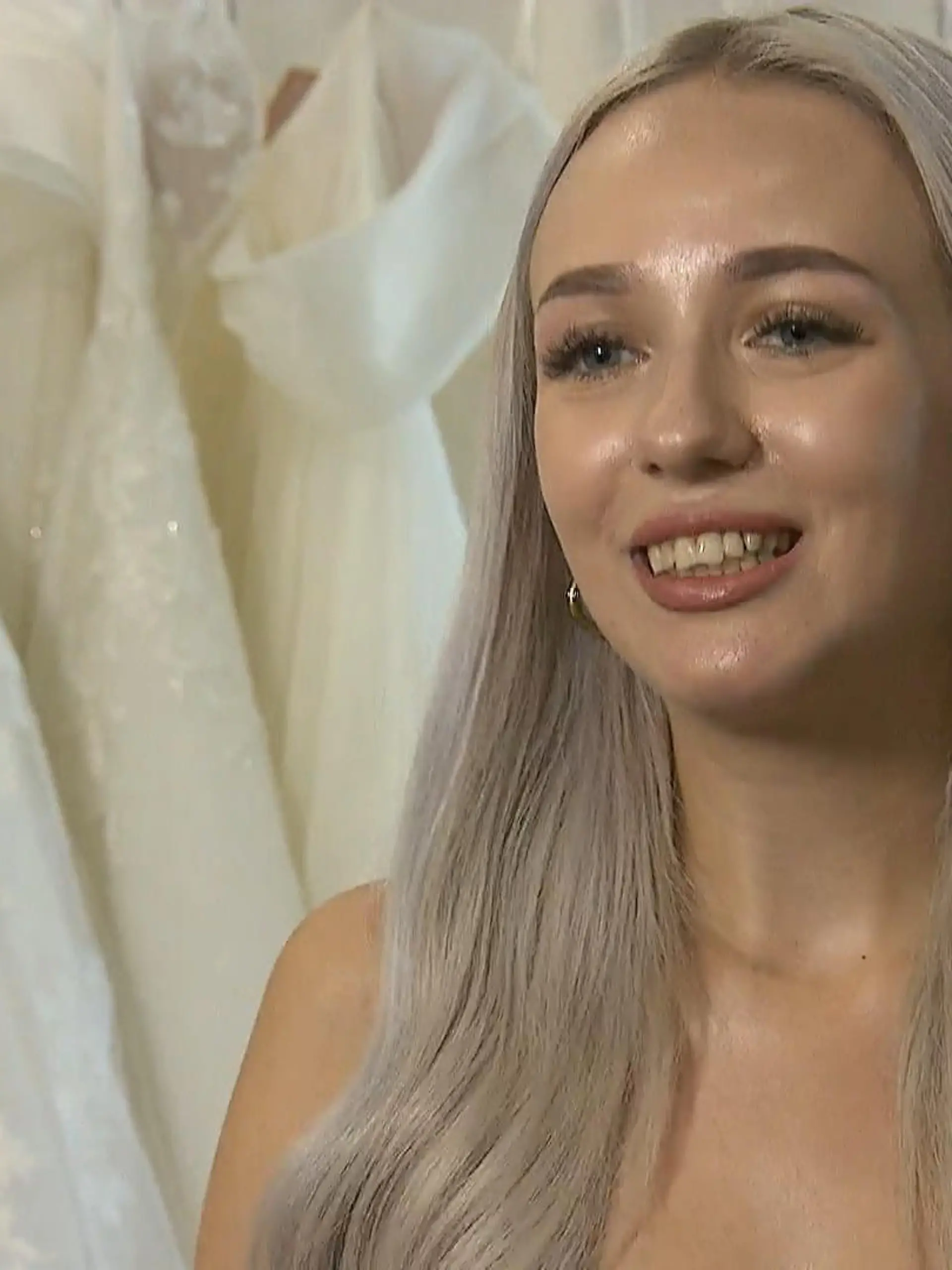 Bild zu: "Traumkleid für ihr Märchenschloss"