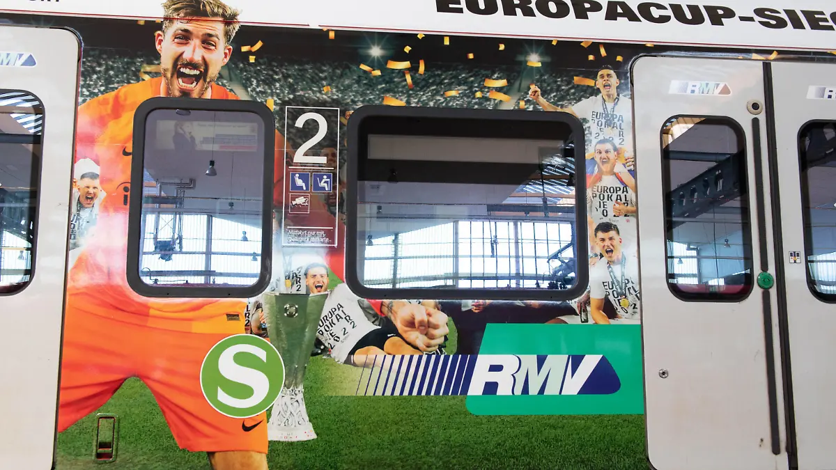  04.08.2022, xsltx, Fussball 1.Bundesliga, Eintracht Frankfurt - Präsentation der Jubel-S-Bahn emspor, v.l. DFL/DFB REGULATIONS PROHIBIT ANY USE OF PHOTOGRAPHS as IMAGE SEQUENCES and/or QUASI-VIDEO Frankfurt am Main *** 04 08 2022, xsltx, football 1 Bundesliga, Eintracht Frankfurt presentation of cheers S Bahn emspor, v l DFL DFB REGULATIONS PROHIBIT ANY USE OF PHOTOGRAPHS as IMAGE SEQUENCES and or QUASI VIDEO Frankfurt am Main