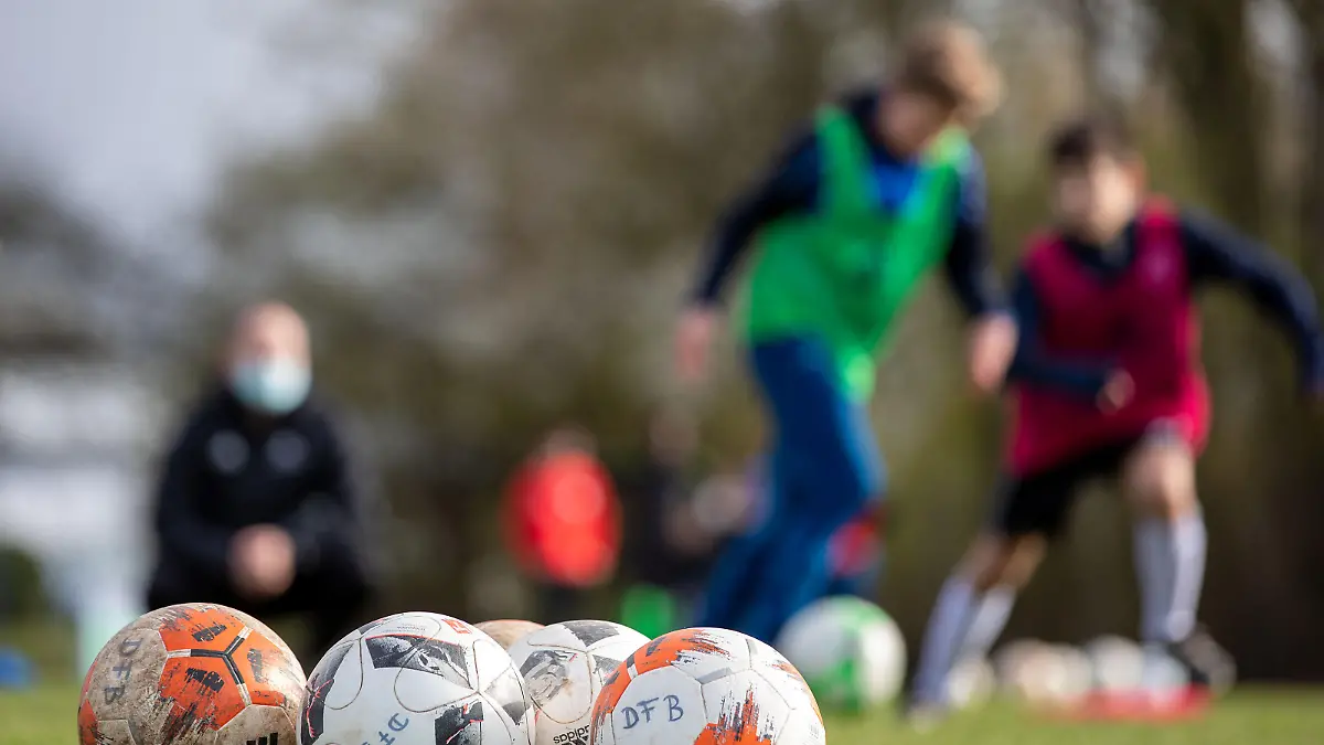 Richen, Groß-Umstadt am 12.April 2021 zum Thema: Fußball *Jugendtraining in Zeiten von Corona* Besuch am DFB-Stützpunkt in Groß-Umstadt. Wie trainiert der talentierte Nachwuchs der Region unter dem Druck der Corona-Pandemie? v.l., Symbolbild: Fussbälle, Jugendfussball, Training, Ball,Zweikampf, Action, Aktion, Battles for the Ball, Foto: Joaquim Ferreira