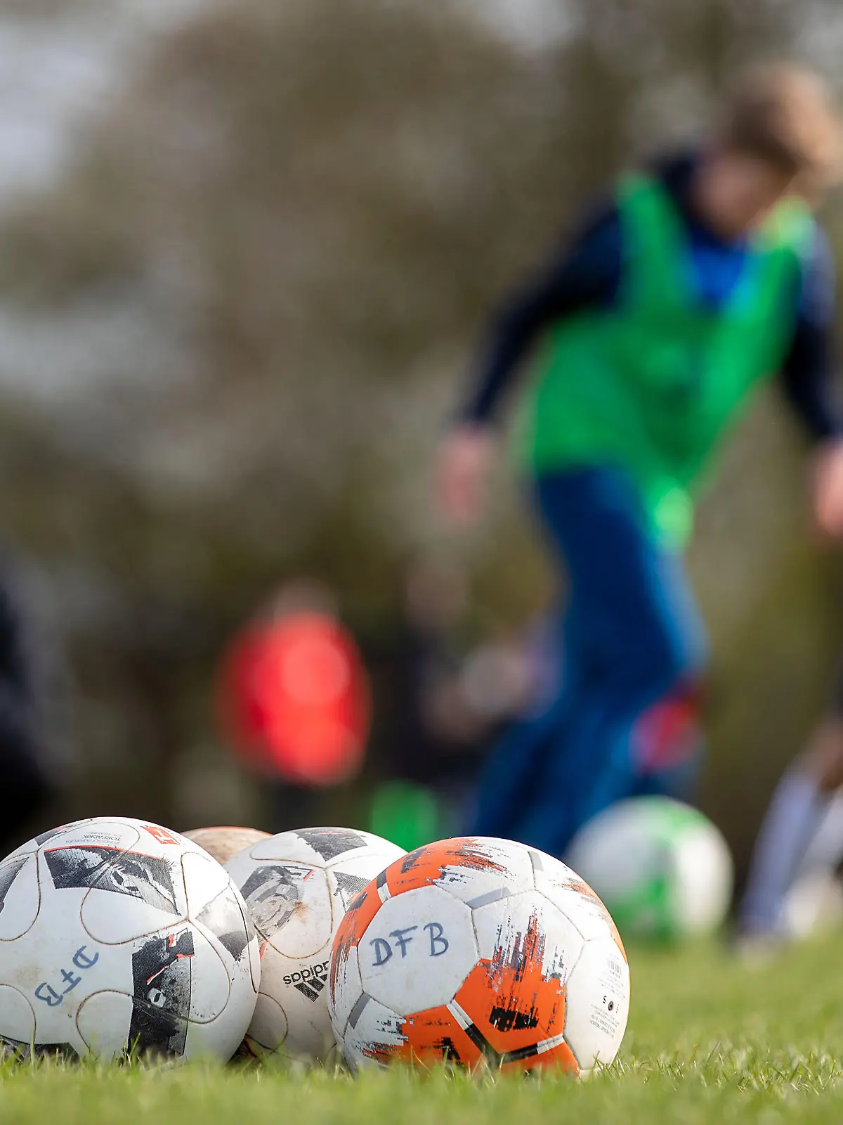 Richen, Groß-Umstadt am 12.April 2021 zum Thema: Fußball *Jugendtraining in Zeiten von Corona* Besuch am DFB-Stützpunkt in Groß-Umstadt. Wie trainiert der talentierte Nachwuchs der Region unter dem Druck der Corona-Pandemie? v.l., Symbolbild: Fussbälle, Jugendfussball, Training, Ball,Zweikampf, Action, Aktion, Battles for the Ball, Foto: Joaquim Ferreira