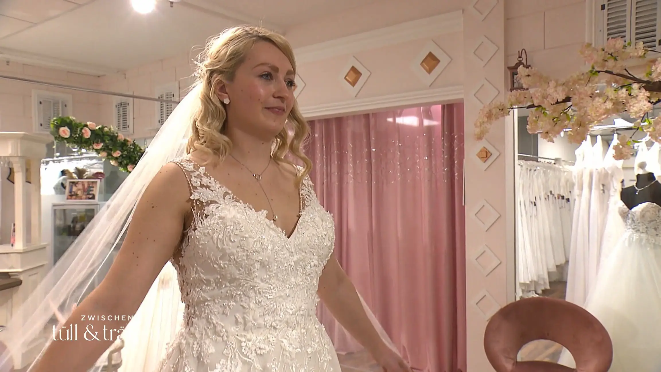 Braut Sarahs Auswahl wird immer pompöser Kleine Prinzessin