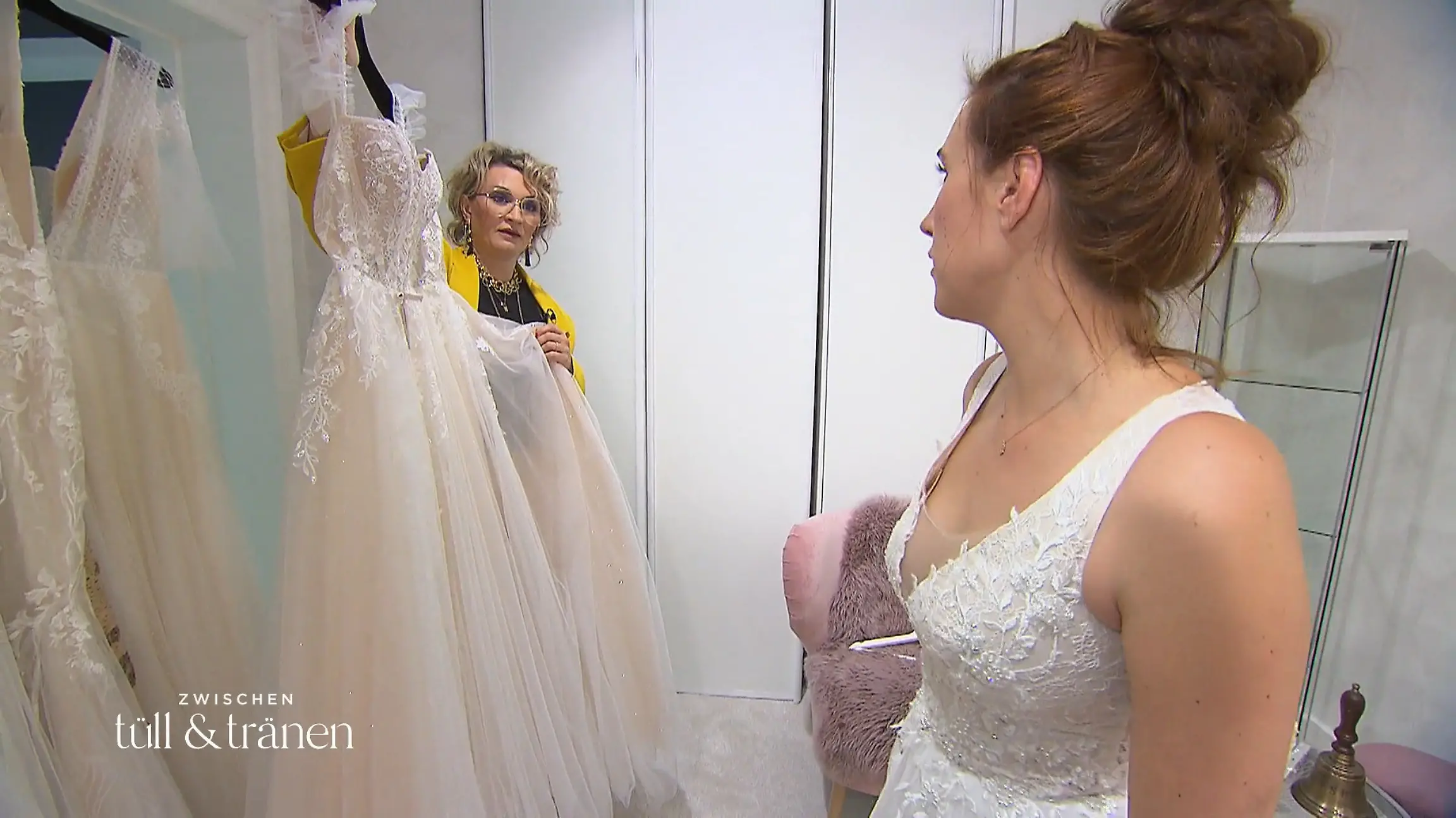 Kann Ella nach 25 Kleidern das Richtige finden? Mehr Bling Bling!