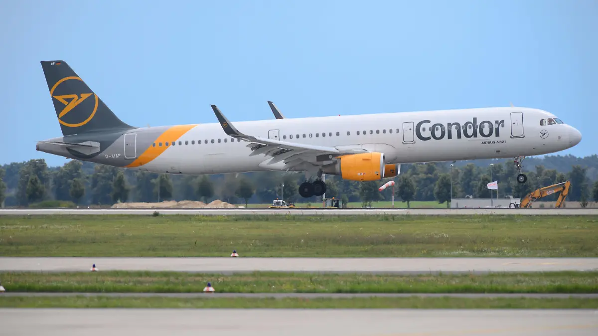 ARCHIV - 10.08.2021, Brandenburg, Schönefeld: Ein Airbus A321 der Fluggesellschaft Condor landet auf der Südbahn des Flughafens Berlin Brandenburg «Willy Brandt». Ein Verfahren um eine millionenschwere Geldspritze für die Fluglinie Condor am Gericht der Europäischen Union geht in die entscheidende Phase. (zu dpa «Verhandlung um Millionen-Hilfe für Condor geht in die heiße Phase») Foto: Soeren Stache/dpa-Zentralbild/dpa +++ dpa-Bildfunk +++