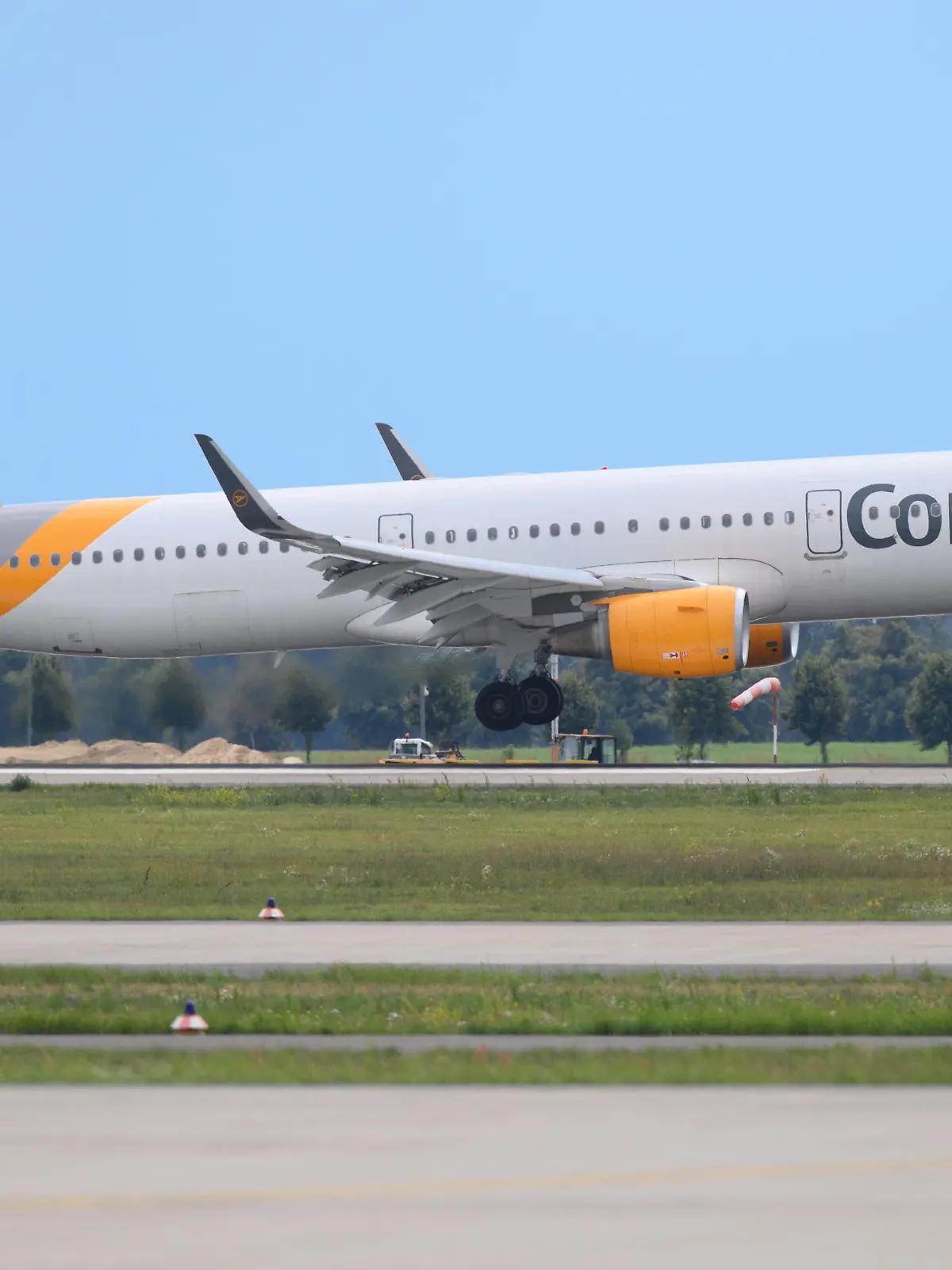 ARCHIV - 10.08.2021, Brandenburg, Schönefeld: Ein Airbus A321 der Fluggesellschaft Condor landet auf der Südbahn des Flughafens Berlin Brandenburg «Willy Brandt». Ein Verfahren um eine millionenschwere Geldspritze für die Fluglinie Condor am Gericht der Europäischen Union geht in die entscheidende Phase. (zu dpa «Verhandlung um Millionen-Hilfe für Condor geht in die heiße Phase») Foto: Soeren Stache/dpa-Zentralbild/dpa +++ dpa-Bildfunk +++